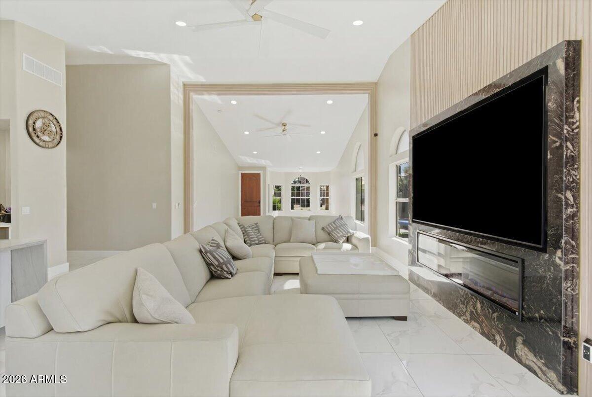 1732 W COMMERCE Avenue