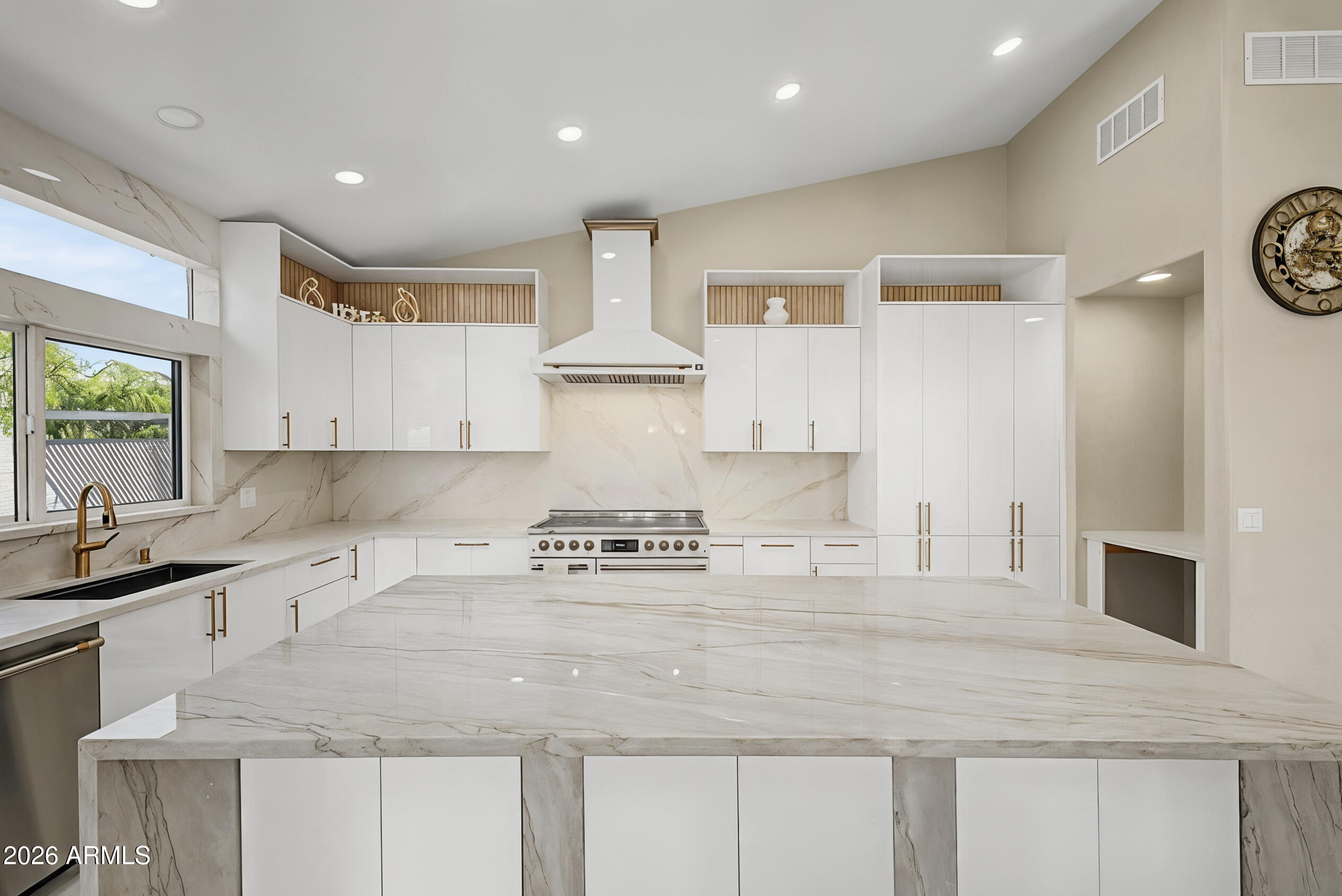 1732 W COMMERCE Avenue