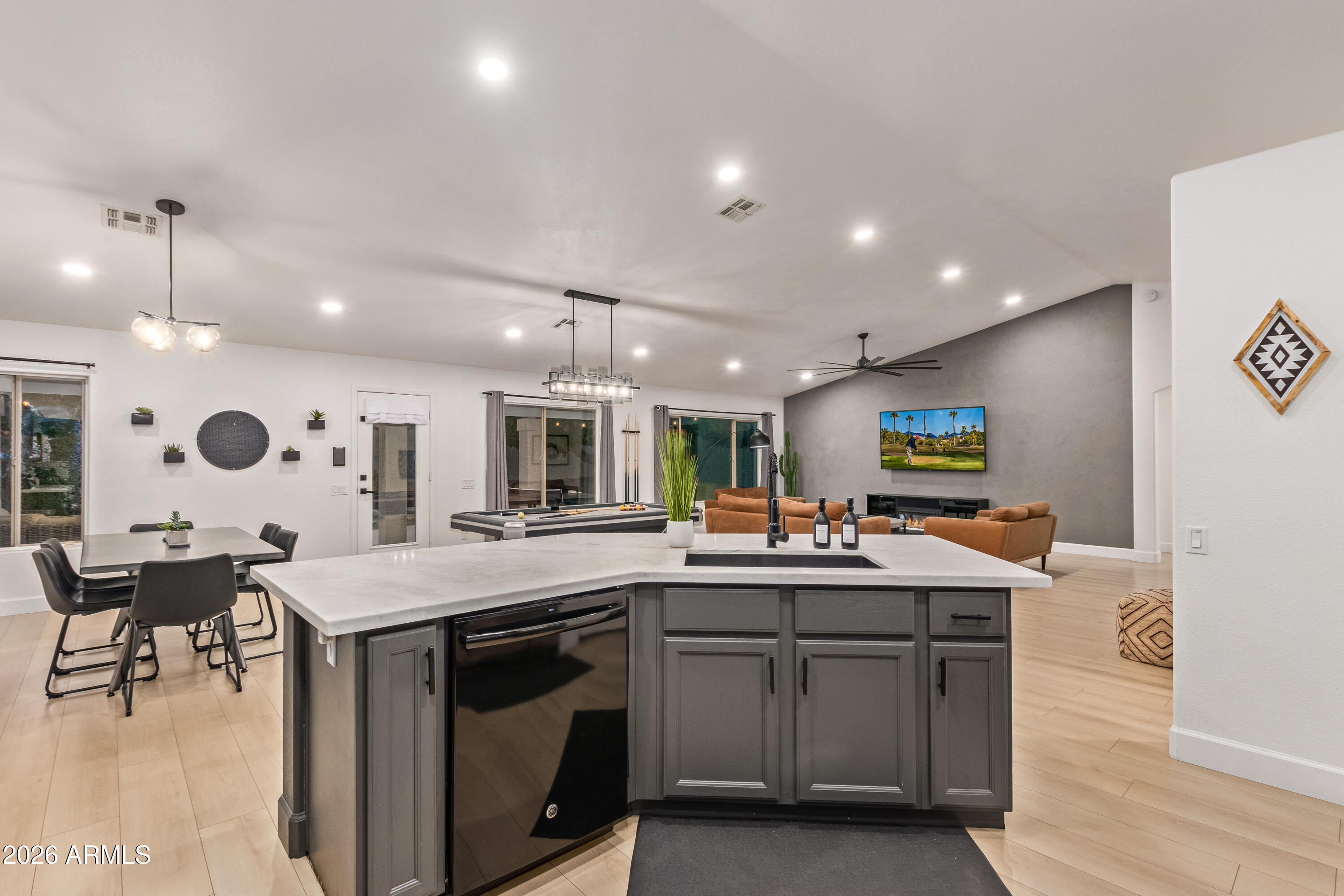 548 W MICHELLE Drive