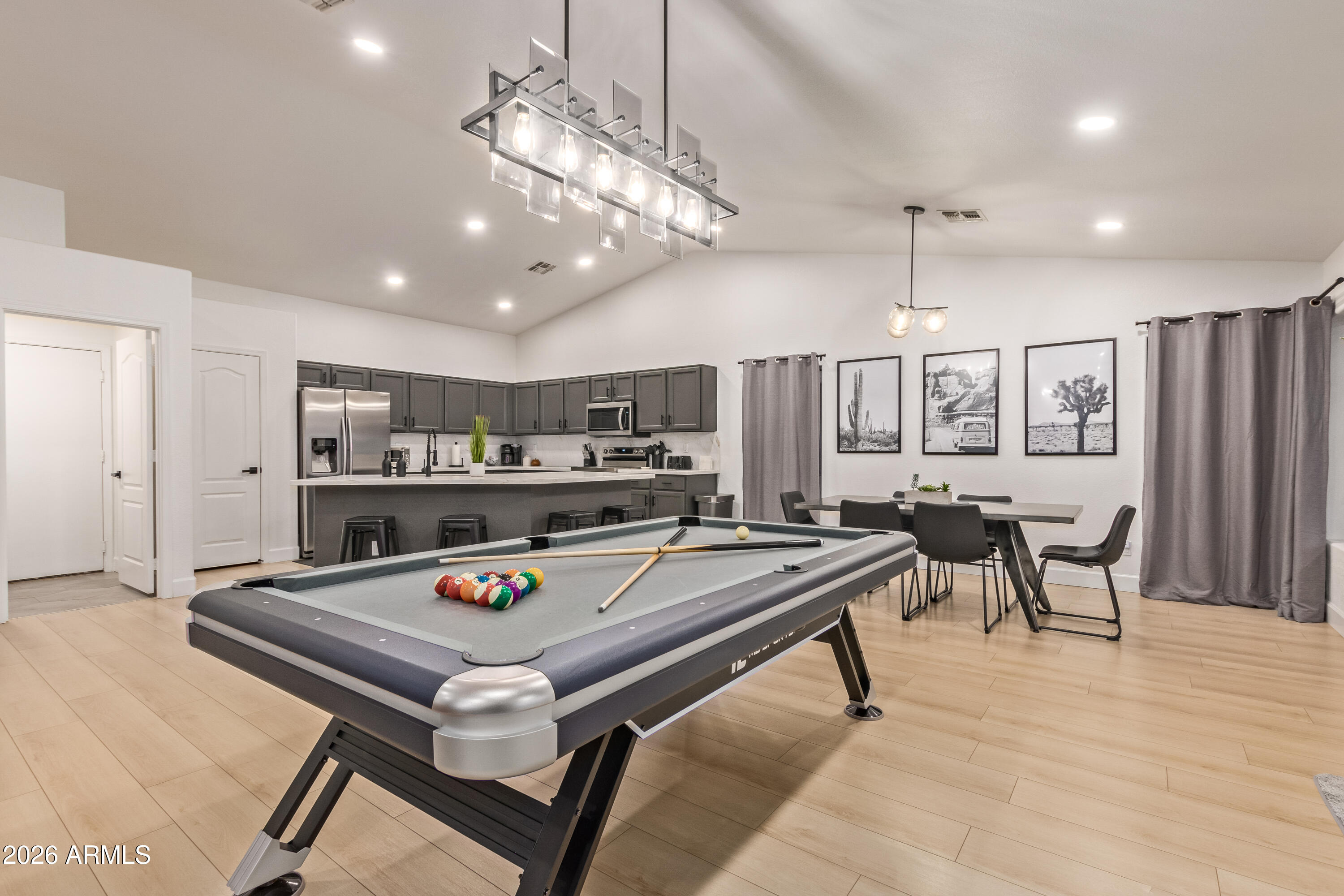 548 W MICHELLE Drive