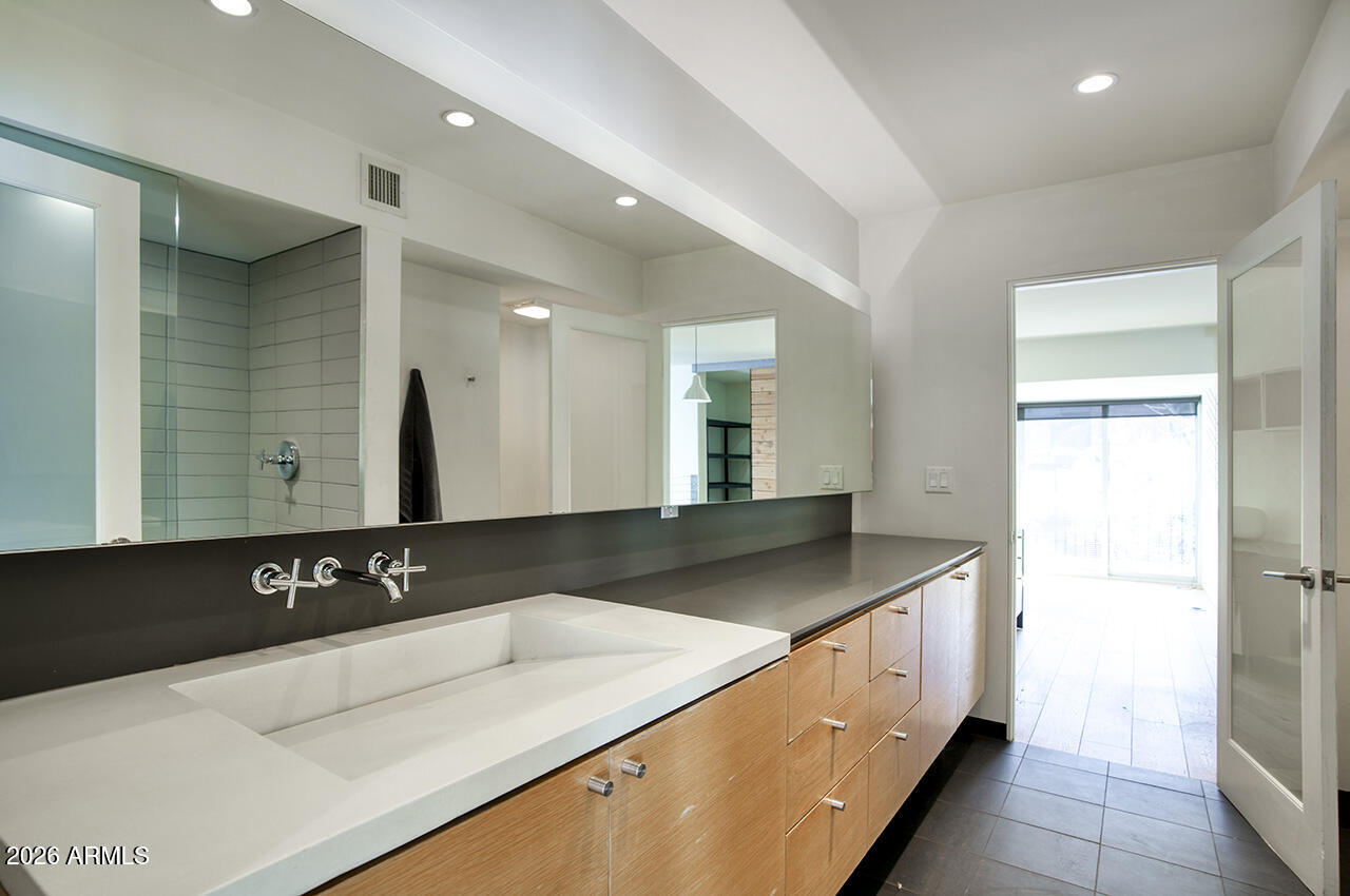 3261 E CAMELBACK Road