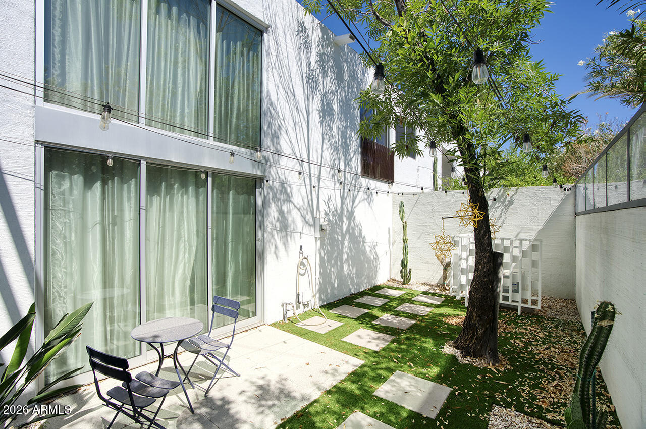 3261 E CAMELBACK Road