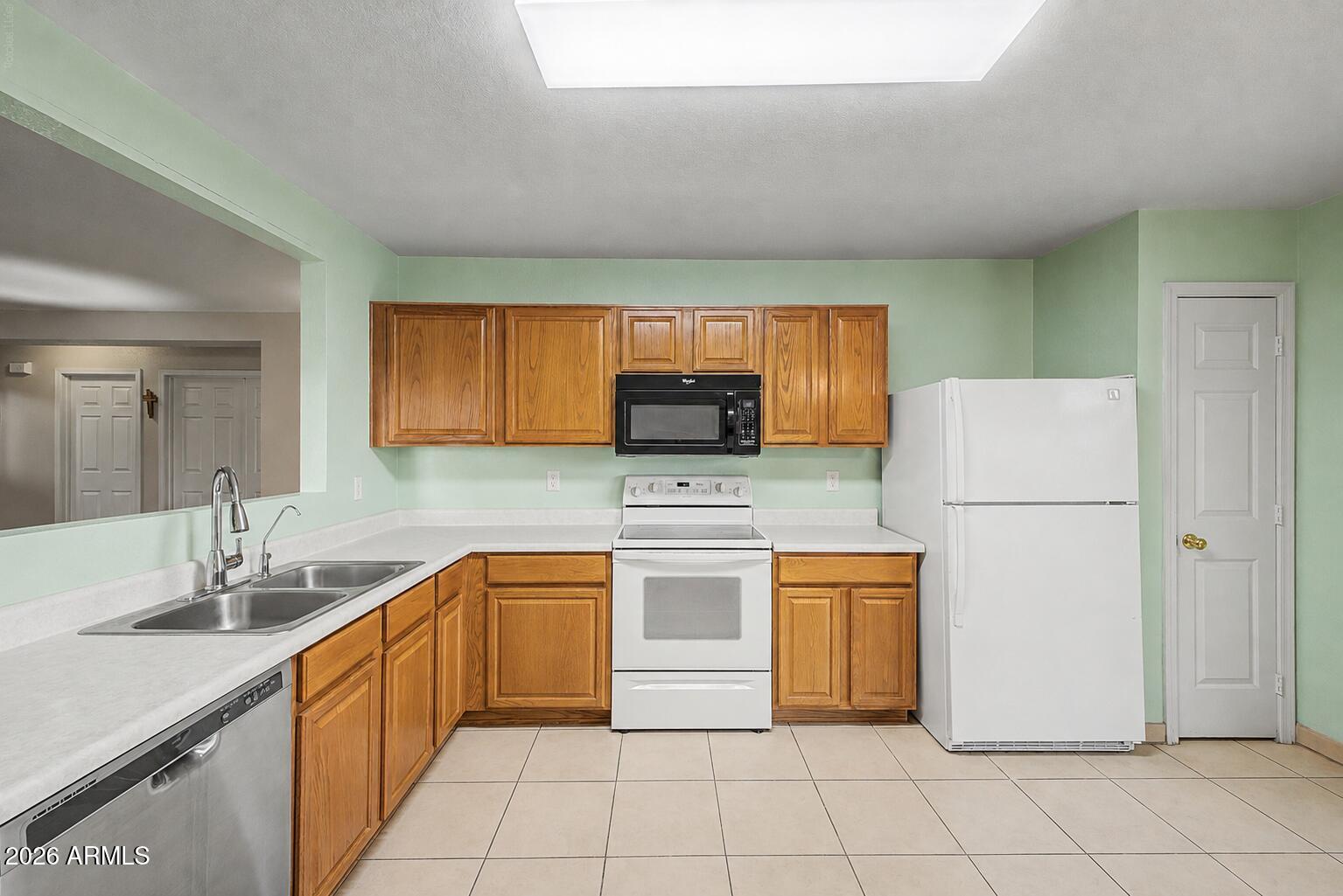 667 W KINGMAN Loop