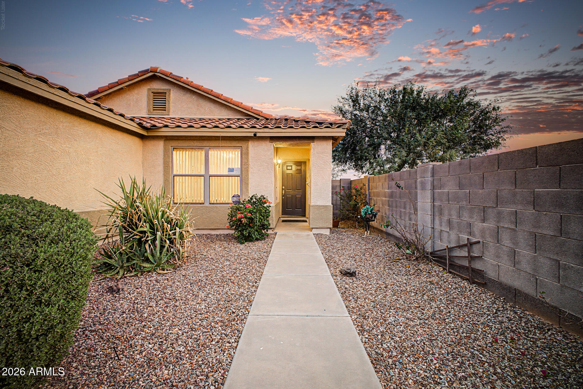 667 W KINGMAN Loop