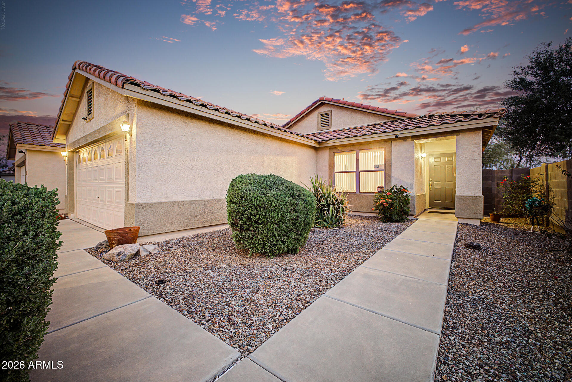 667 W KINGMAN Loop