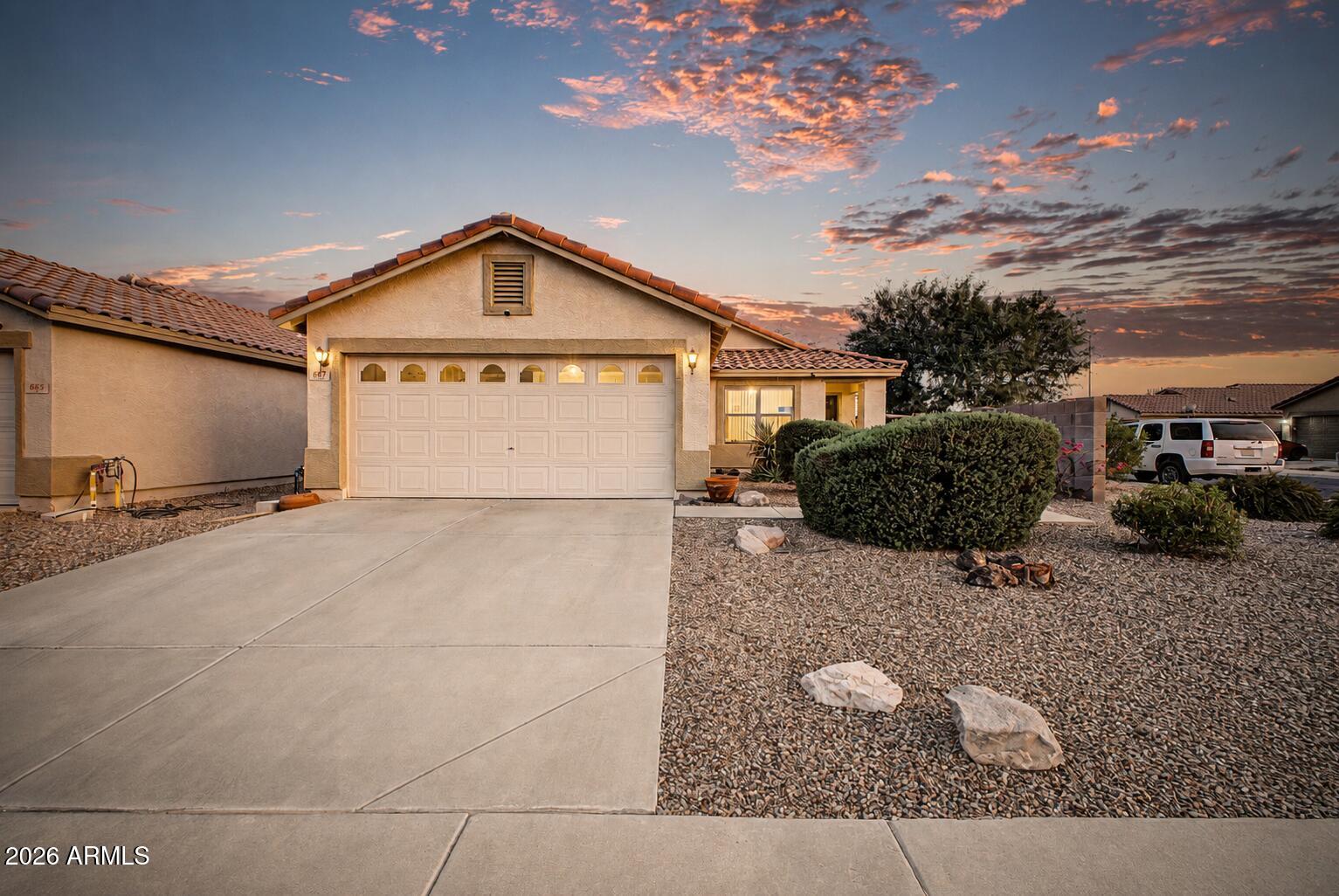 667 W KINGMAN Loop