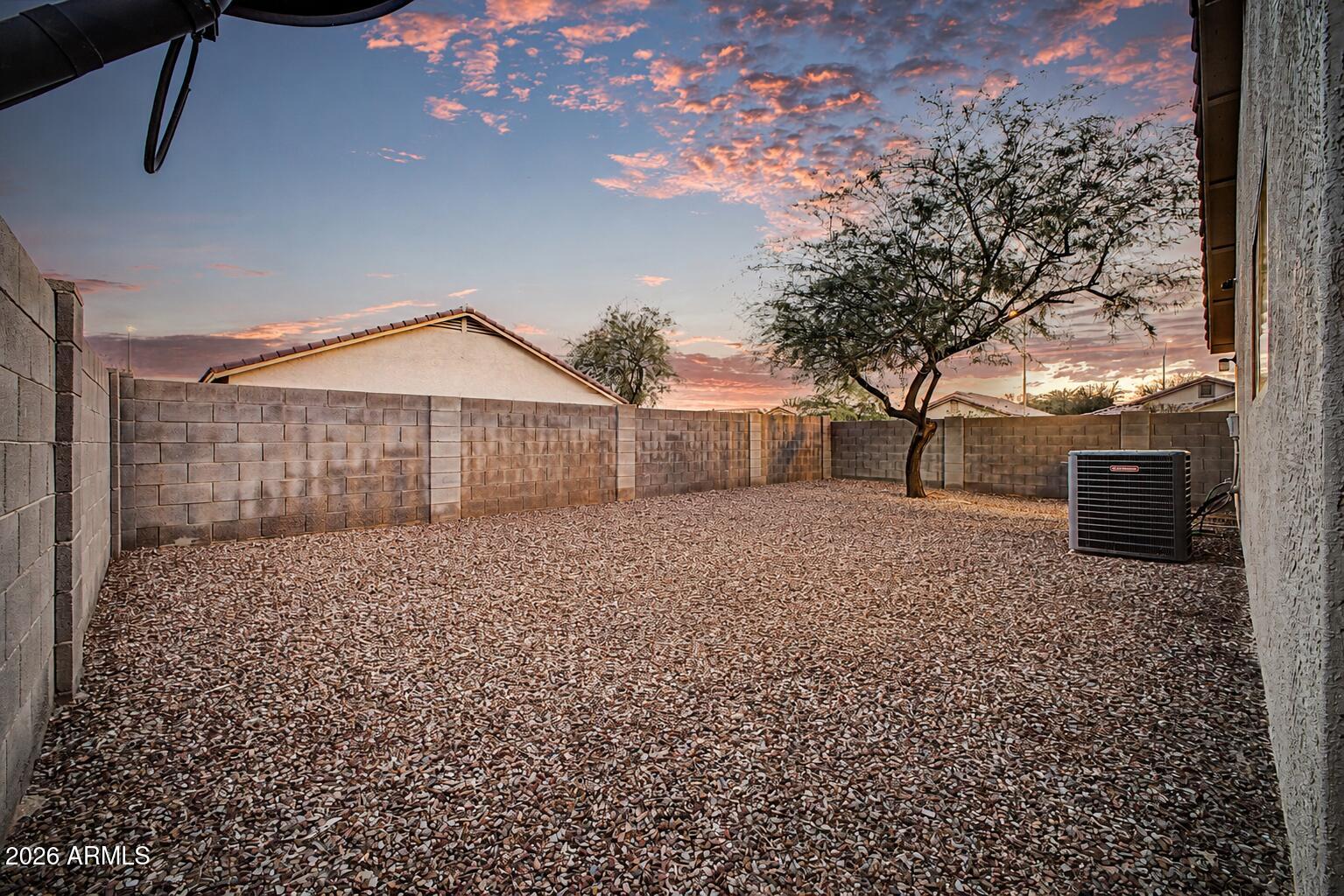 667 W KINGMAN Loop