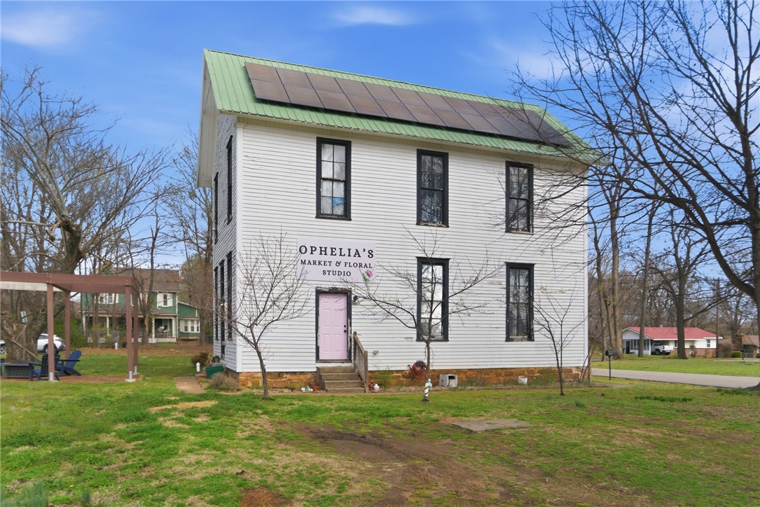 9 Locust Avenue