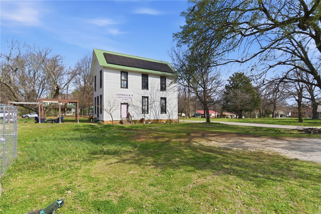 9 Locust Avenue