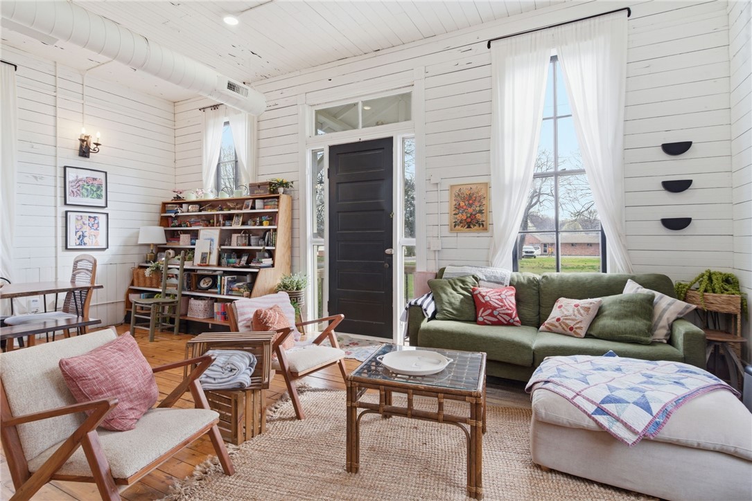 9 Locust Avenue