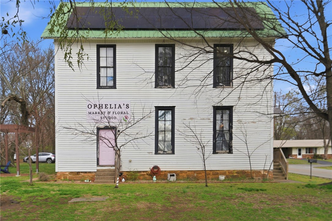 9 Locust Avenue