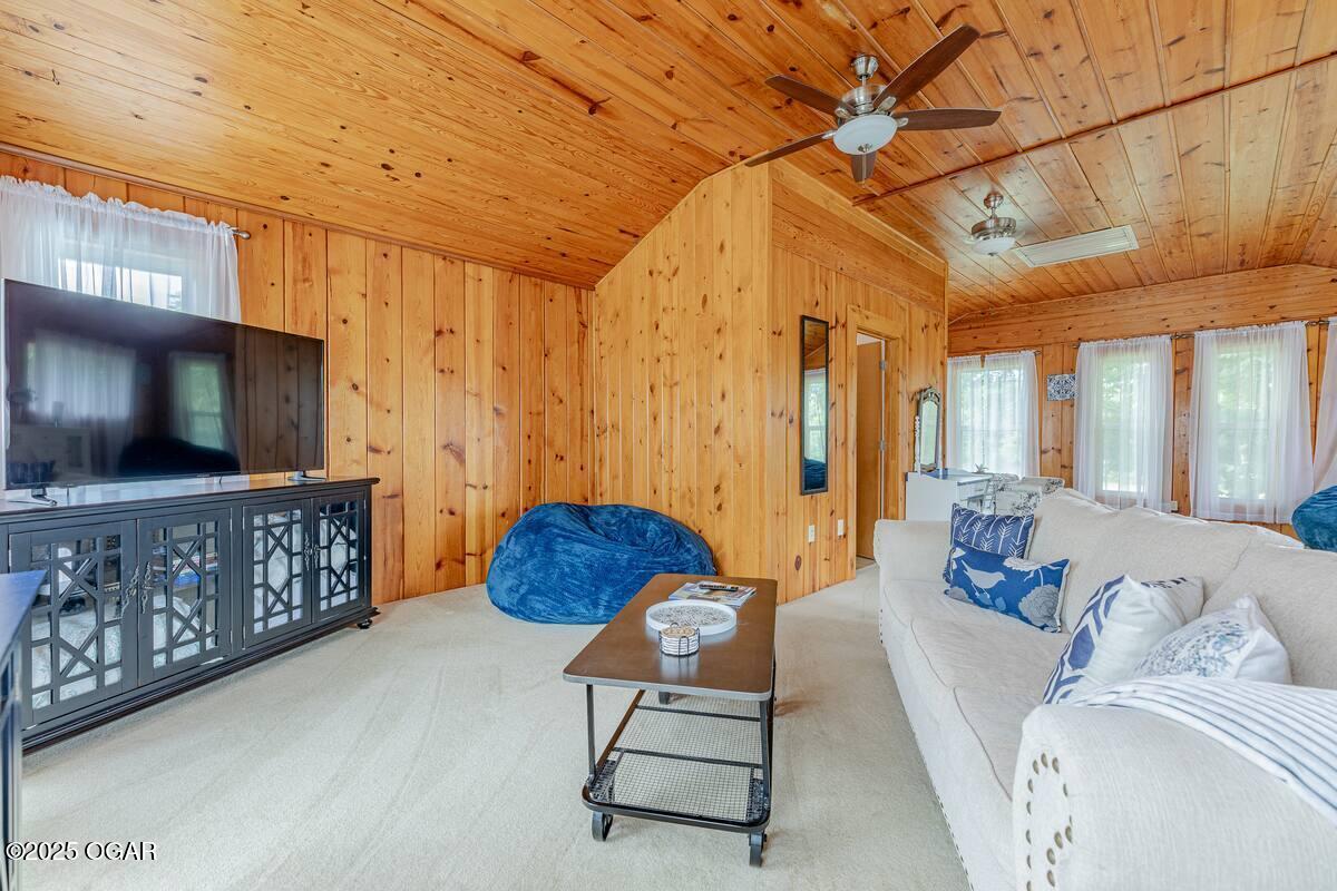 267/271 Knox Lane 19+/- Acres