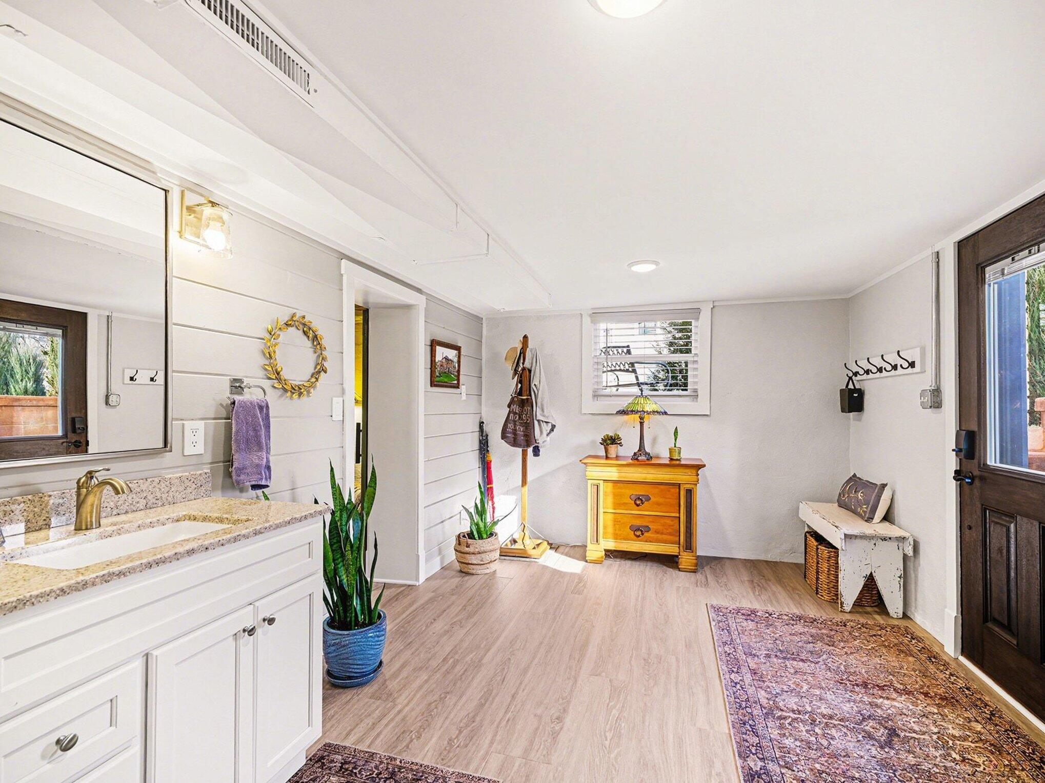 1020 E VALLEY ST Street