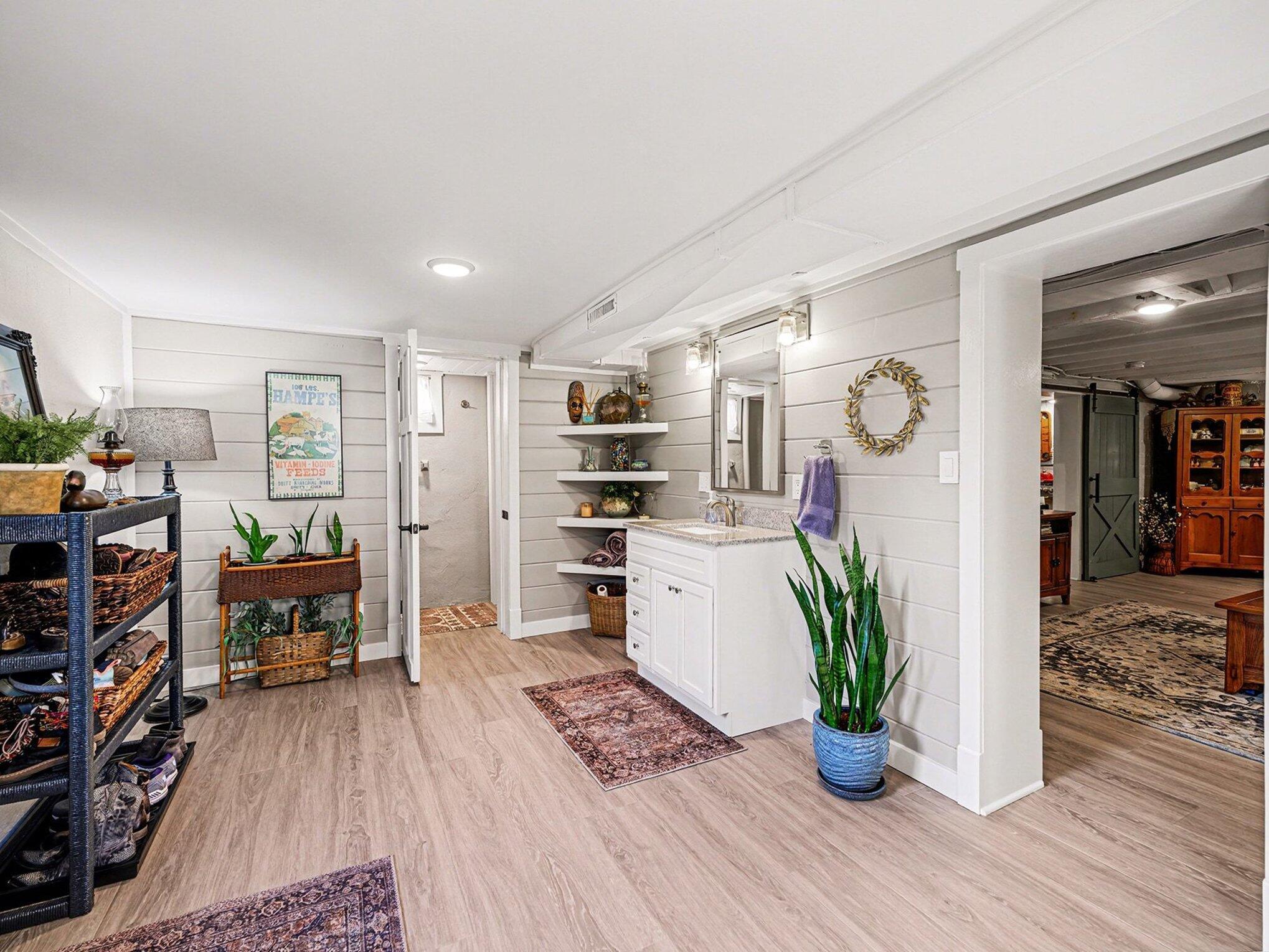 1020 E VALLEY ST Street