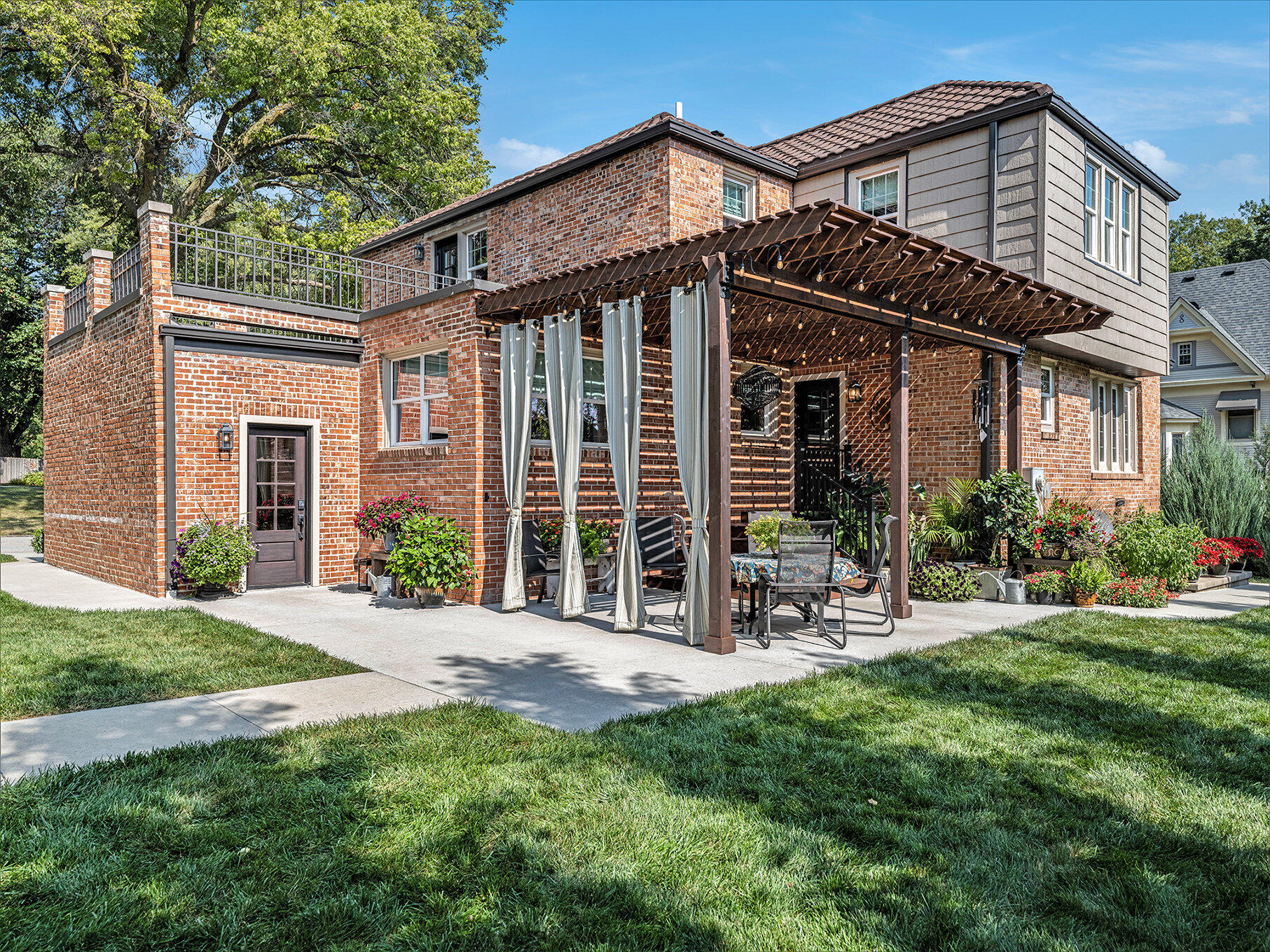 1020 E VALLEY ST Street