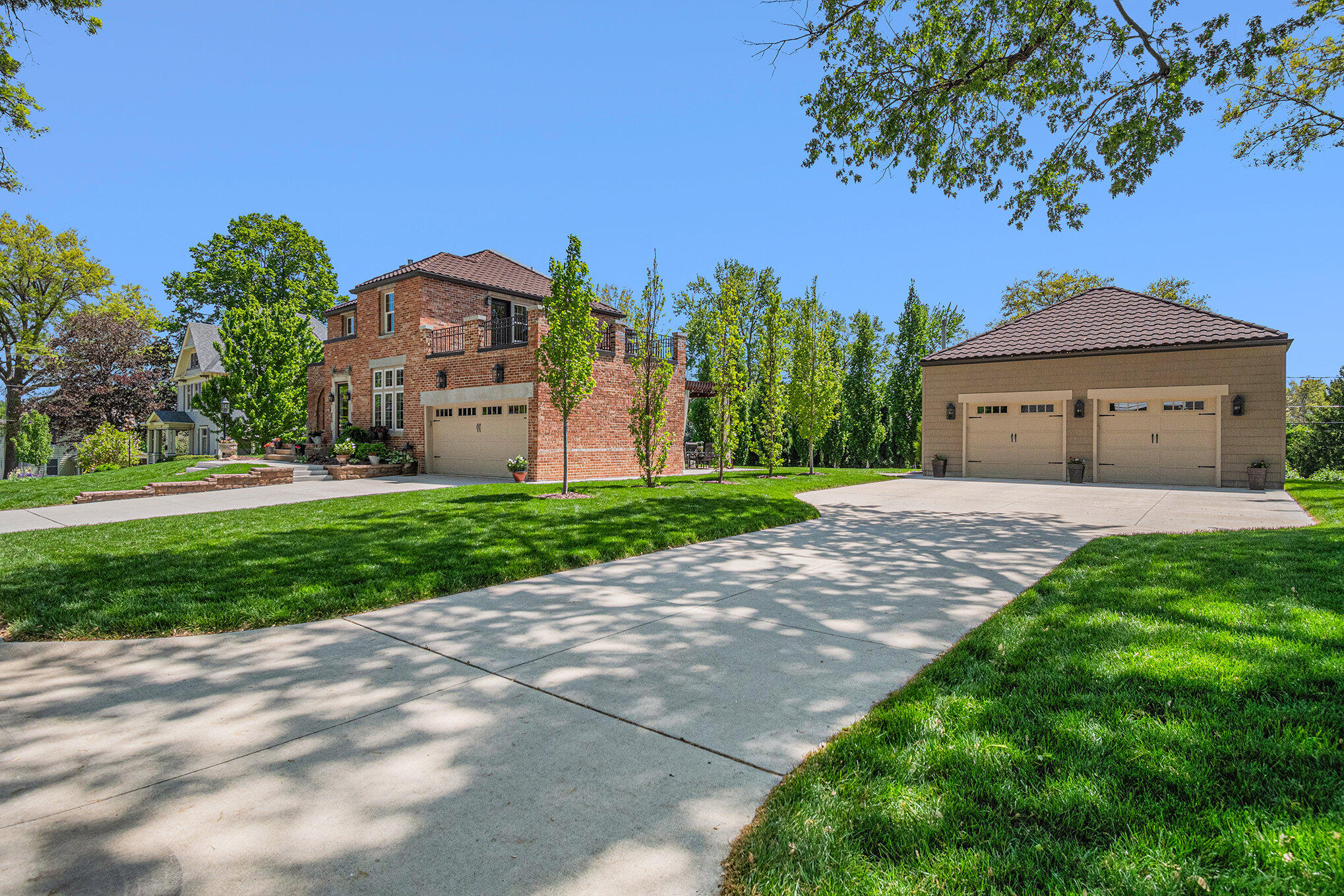 1020 E VALLEY Street