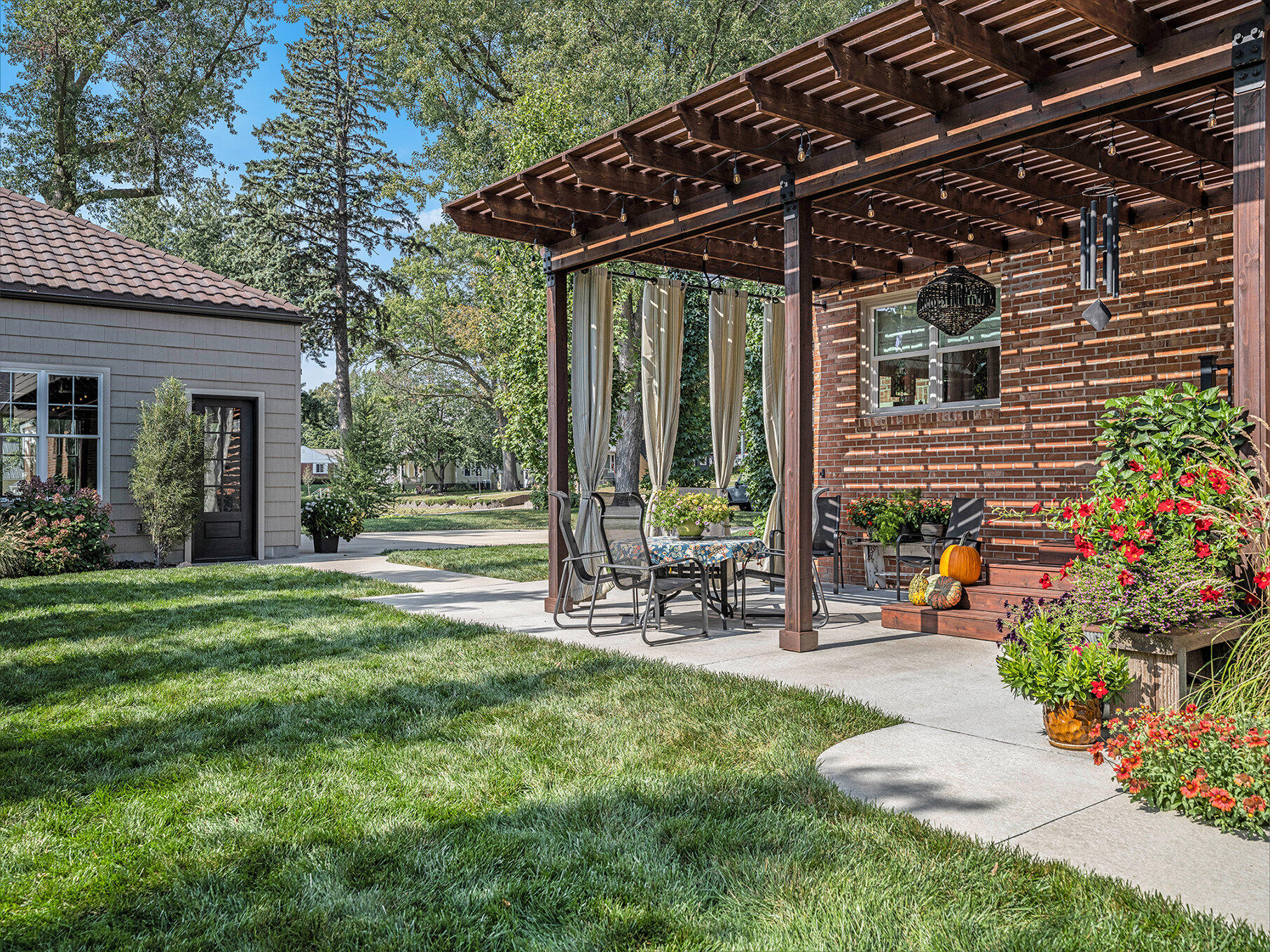 1020 E VALLEY Street