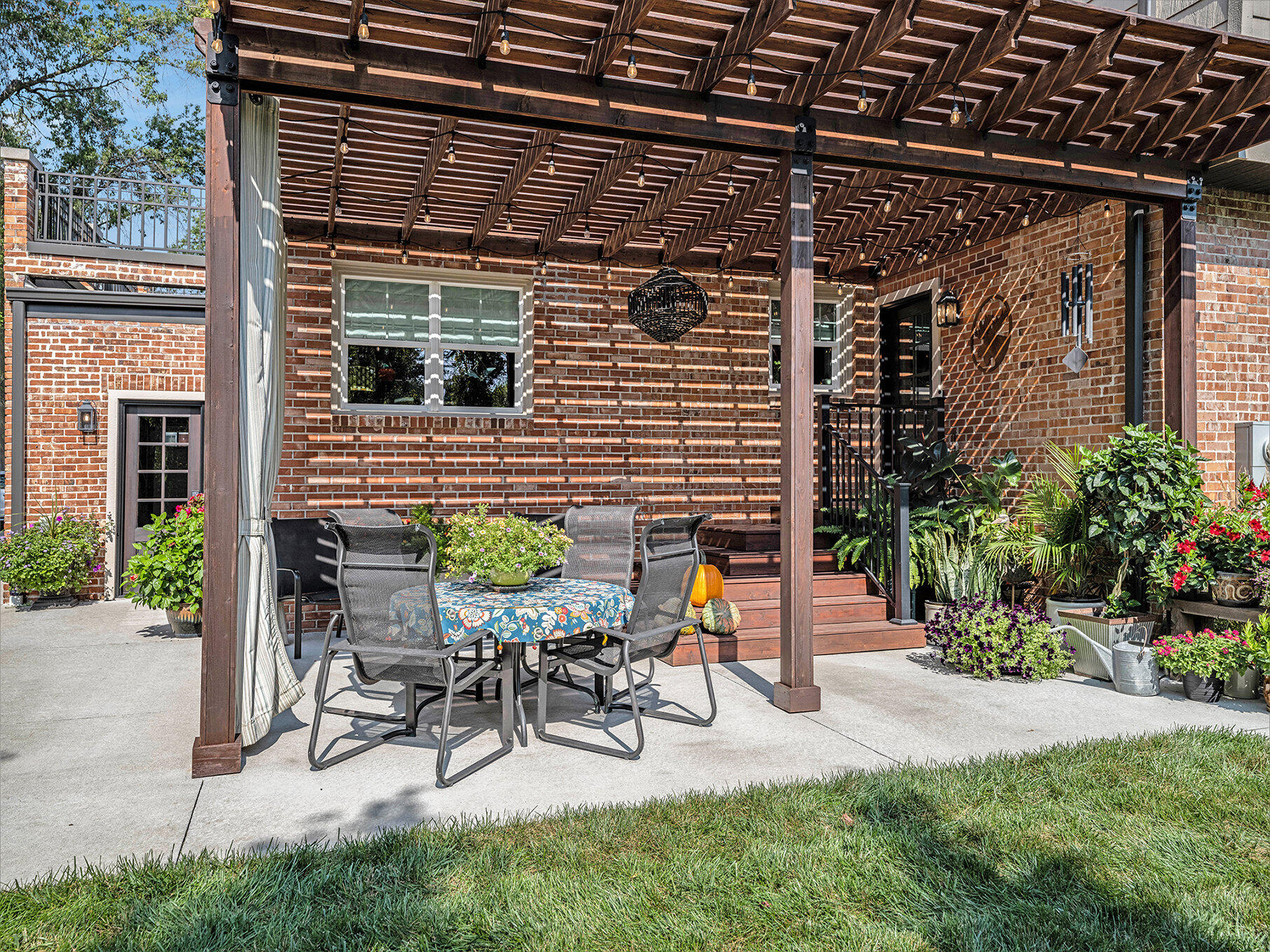 1020 E VALLEY Street