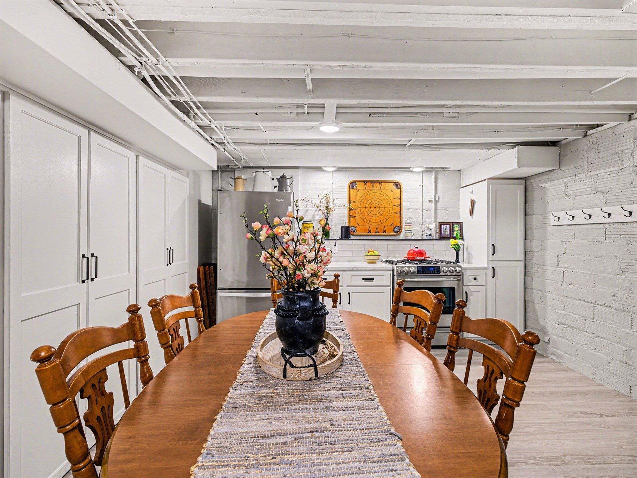 1020 E VALLEY Street