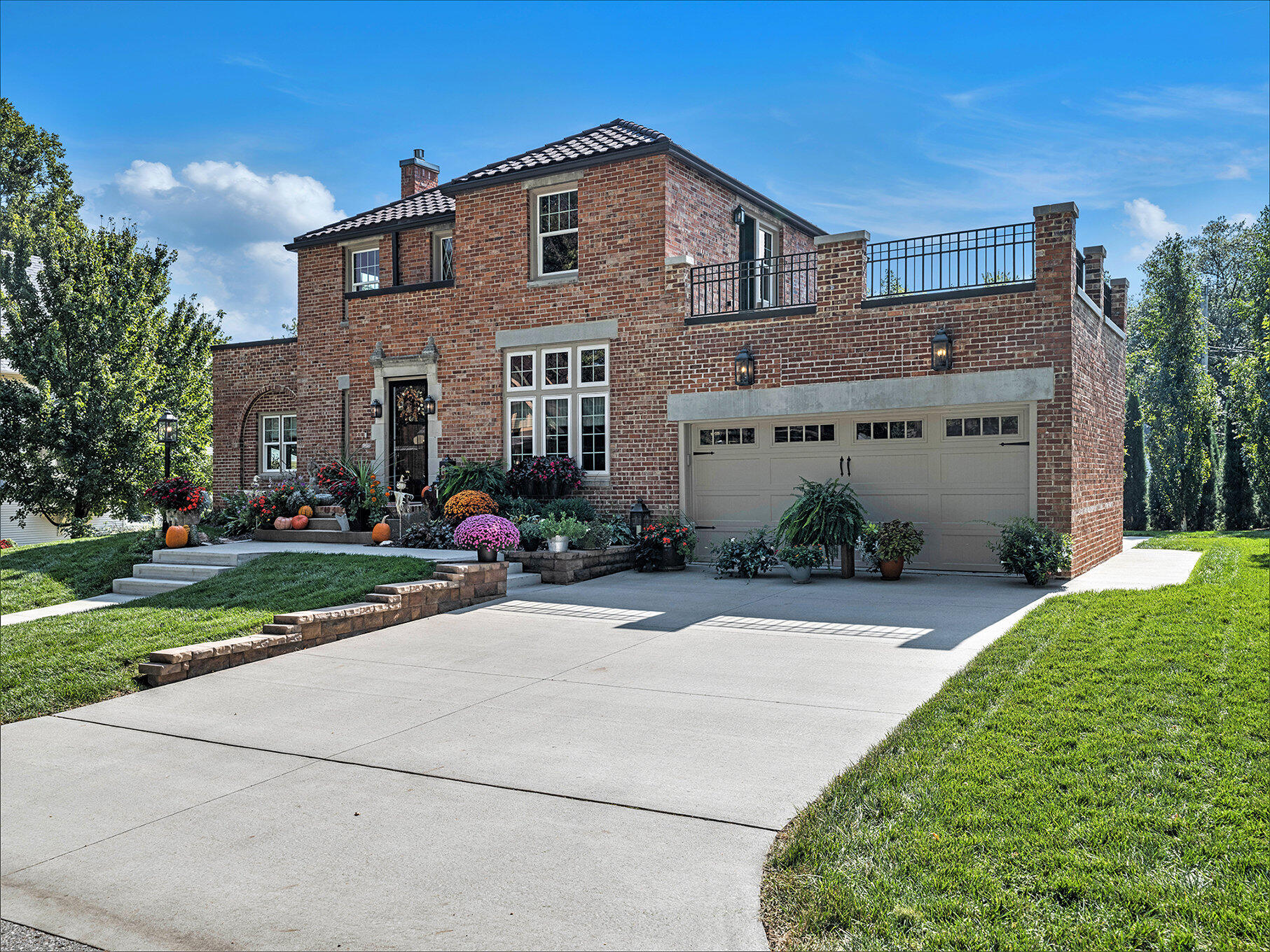 1020 E VALLEY Street