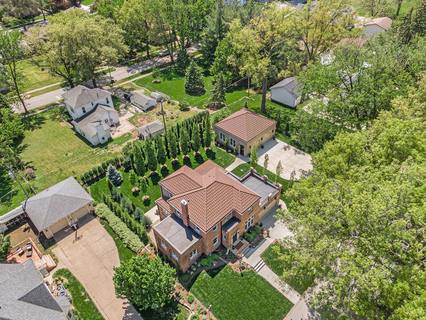 1020 E VALLEY Street