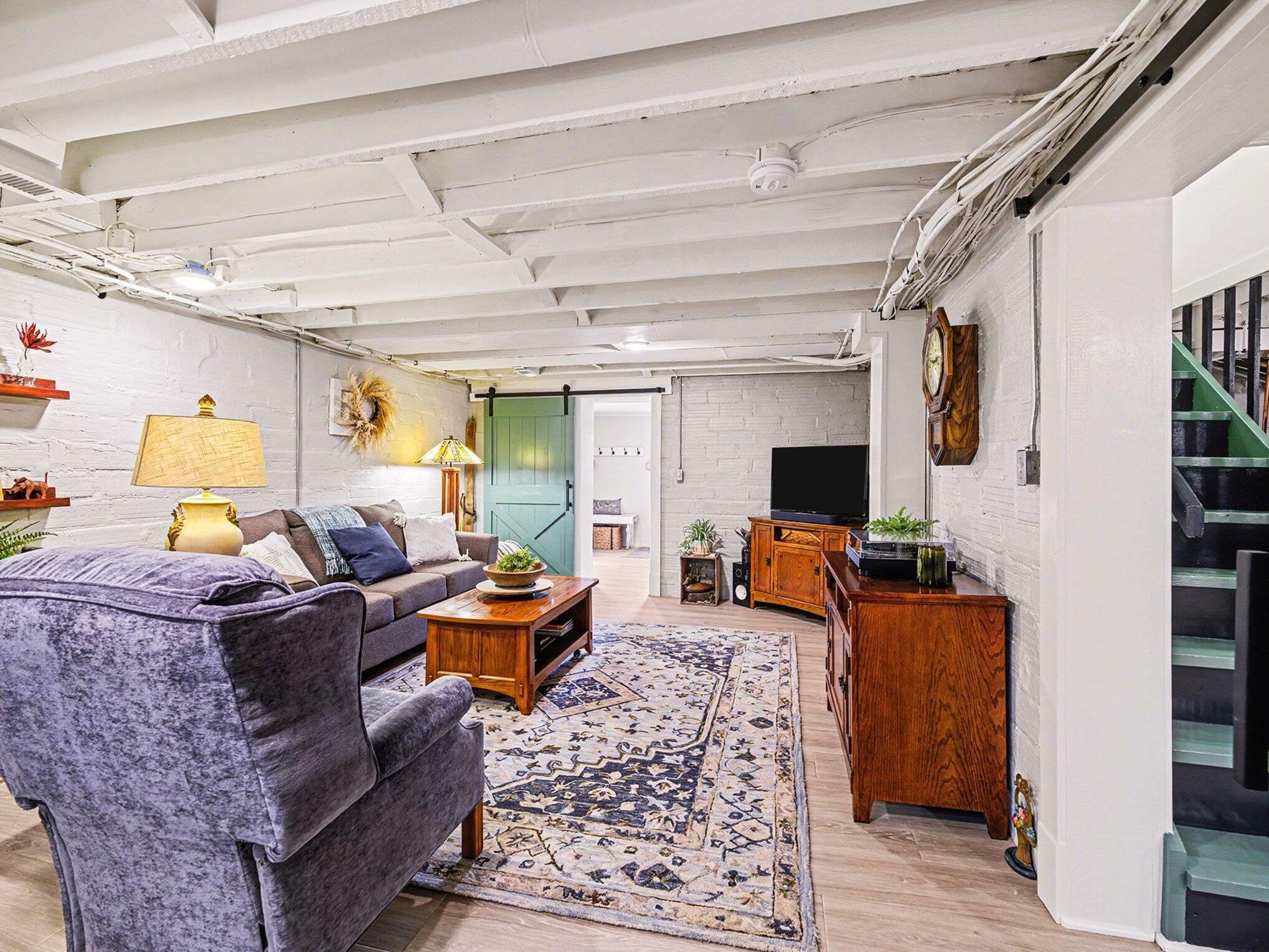 1020 E VALLEY Street