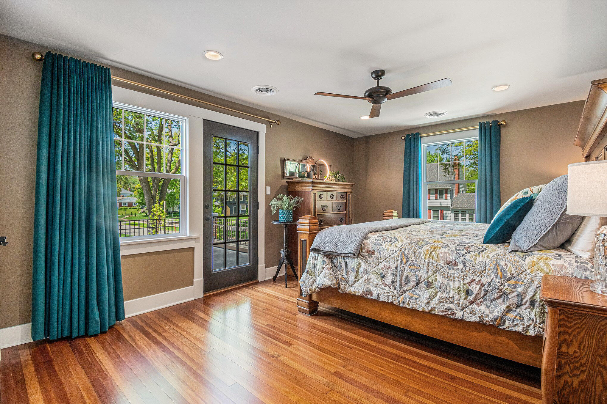 1020 E VALLEY Street