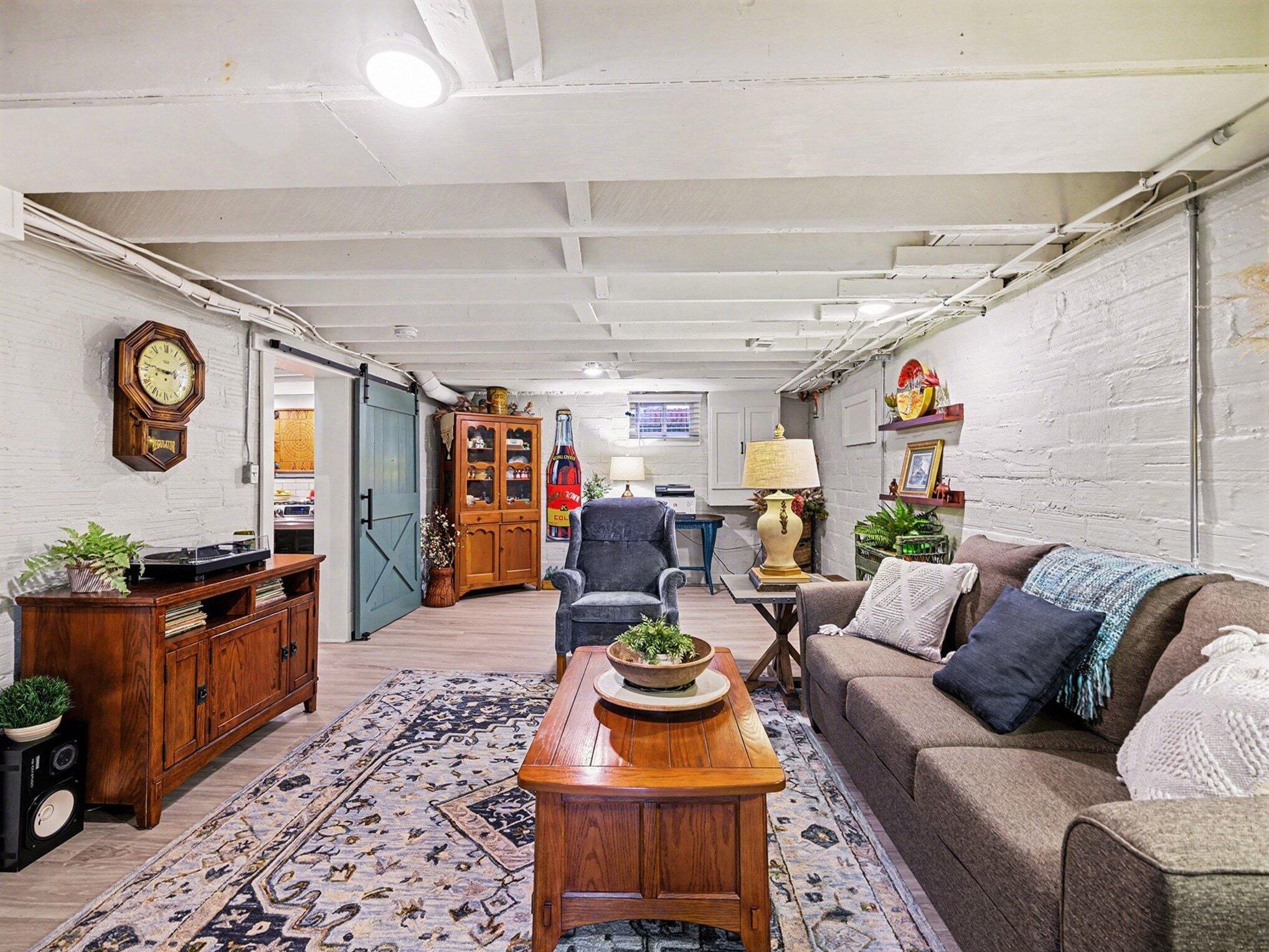 1020 E VALLEY Street