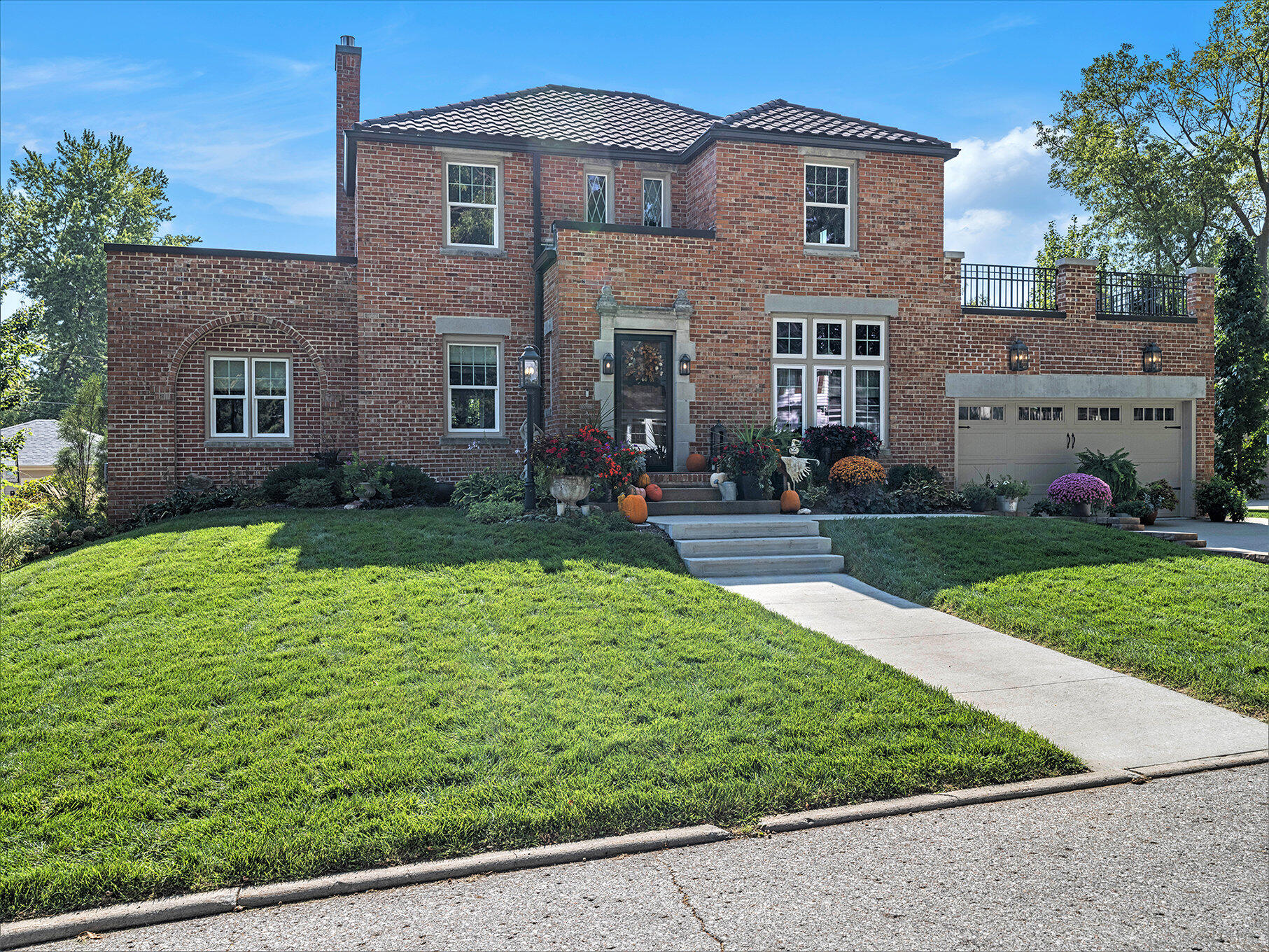 1020 E VALLEY Street