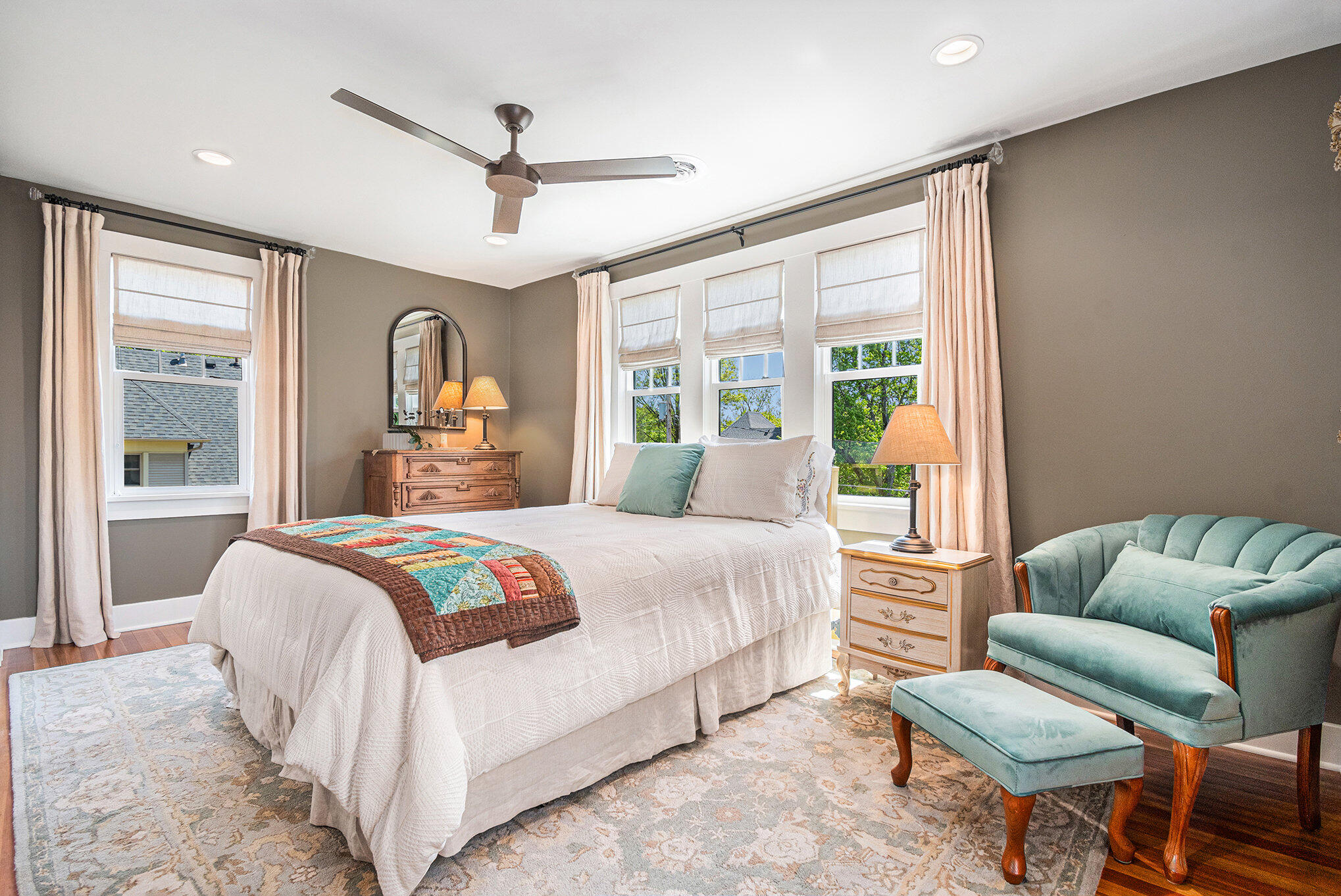 1020 E VALLEY Street