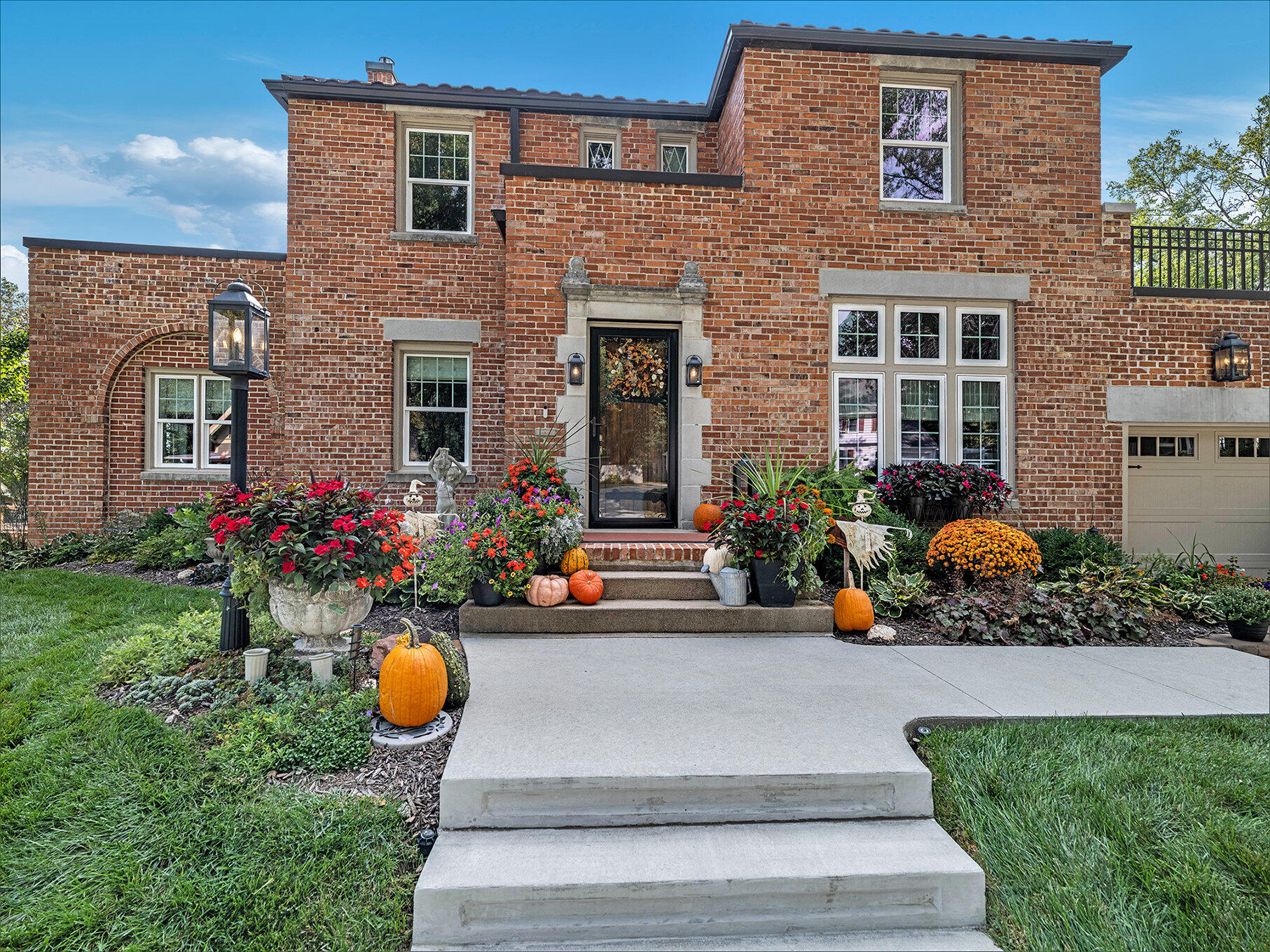 1020 E VALLEY Street