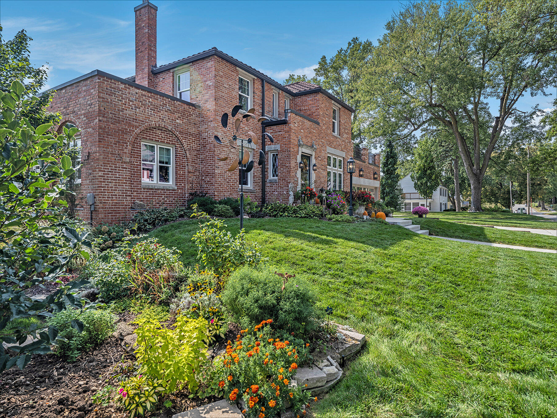 1020 E VALLEY Street