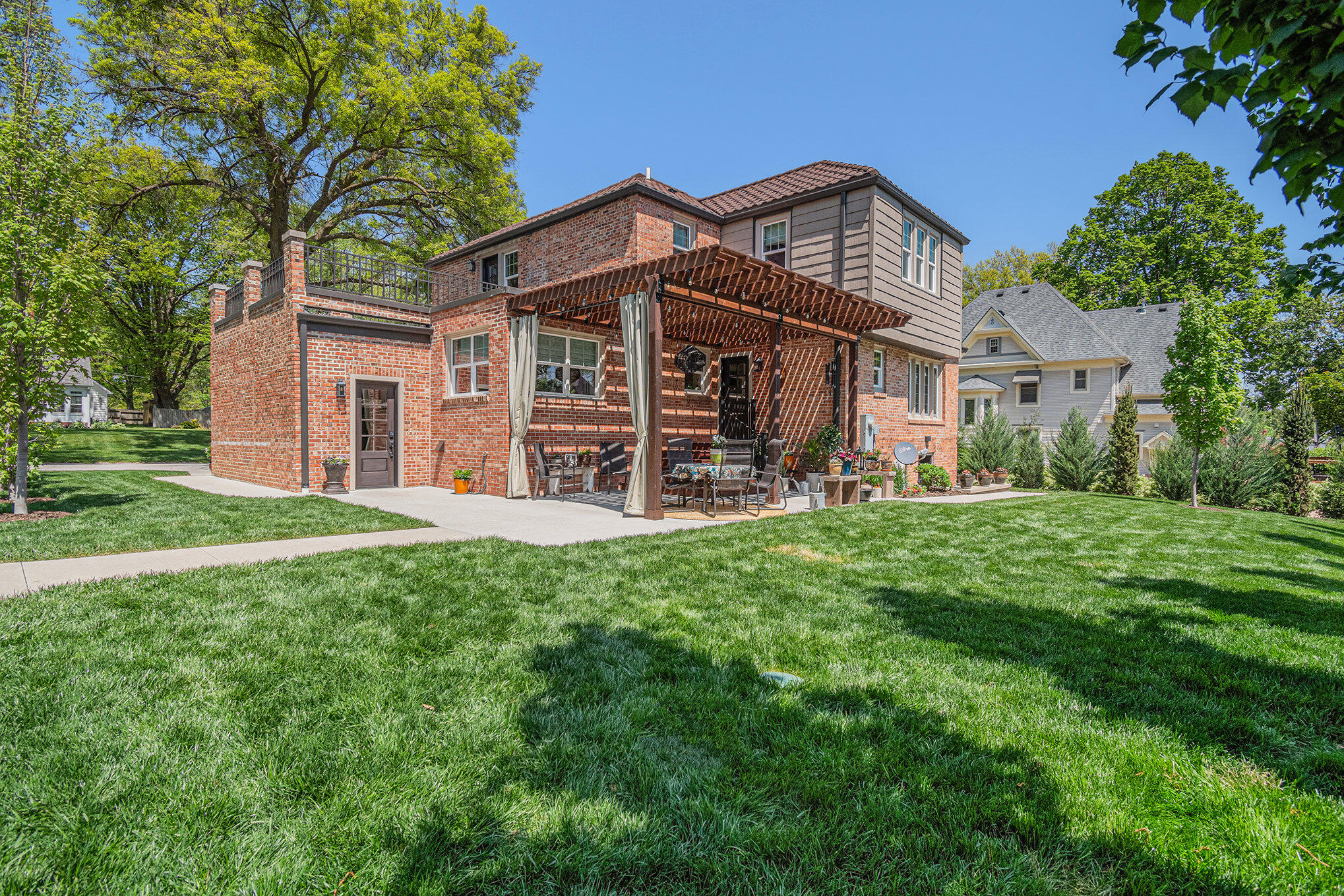 1020 E VALLEY Street