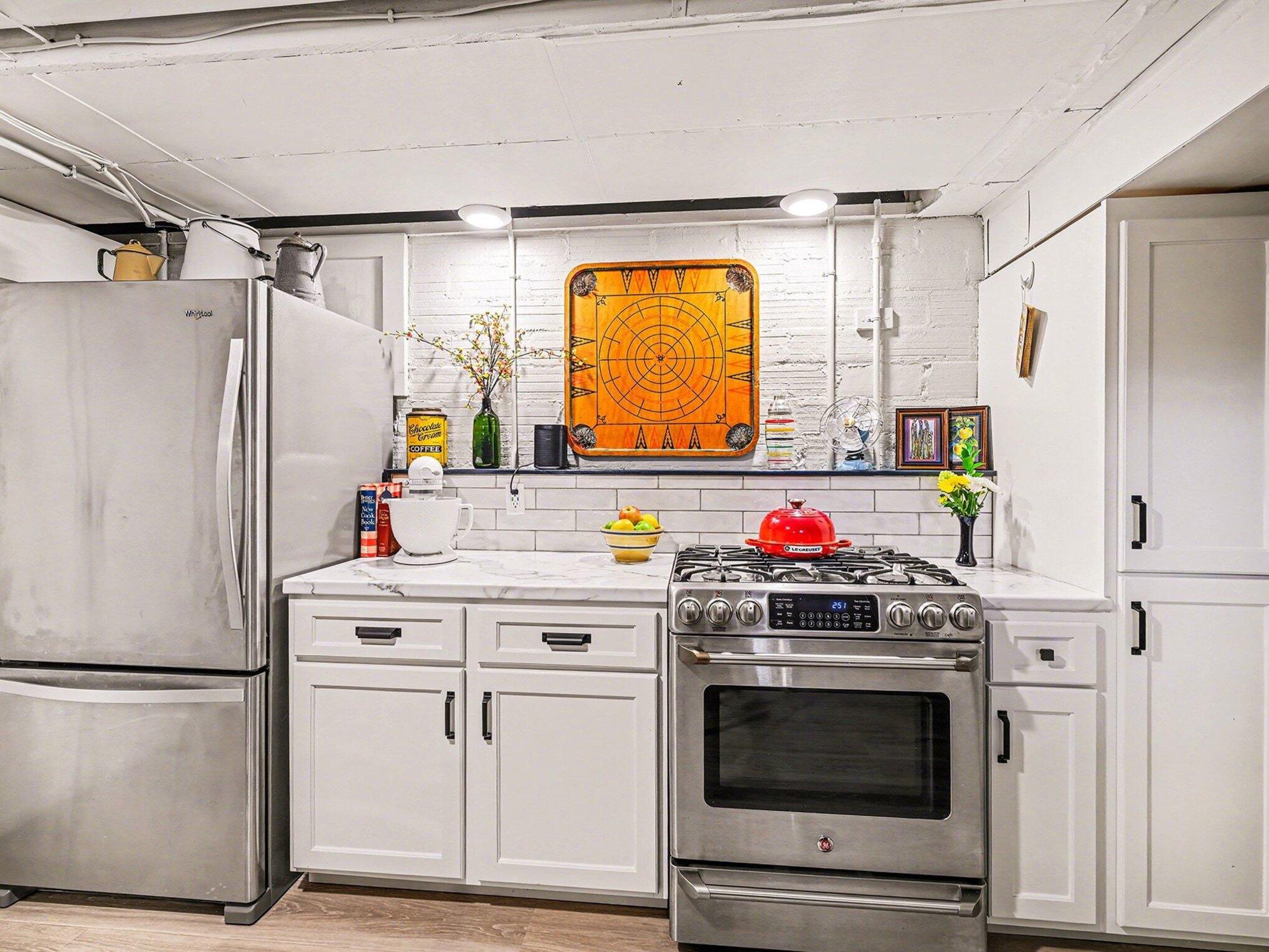 1020 E VALLEY Street