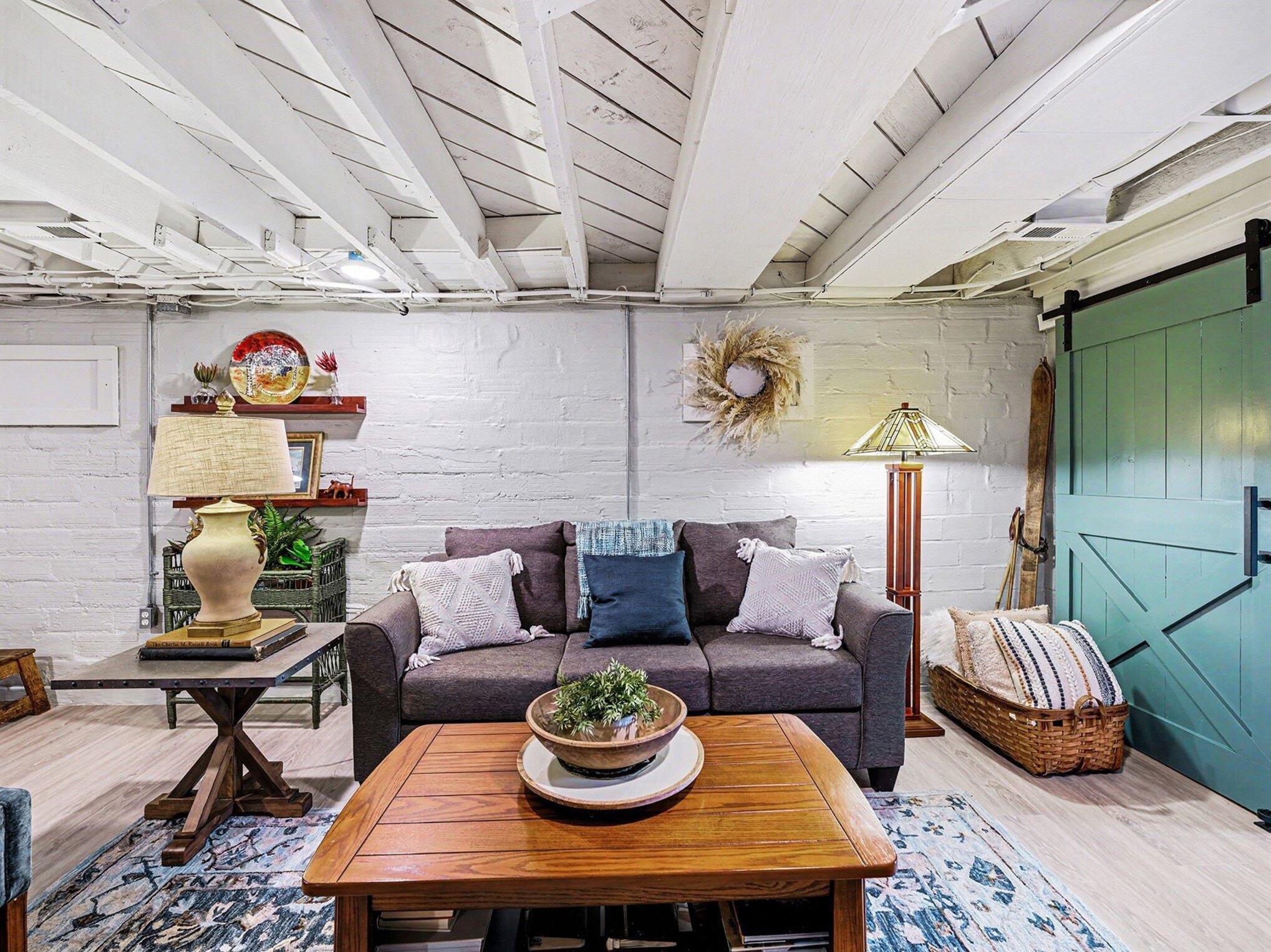 1020 E VALLEY Street