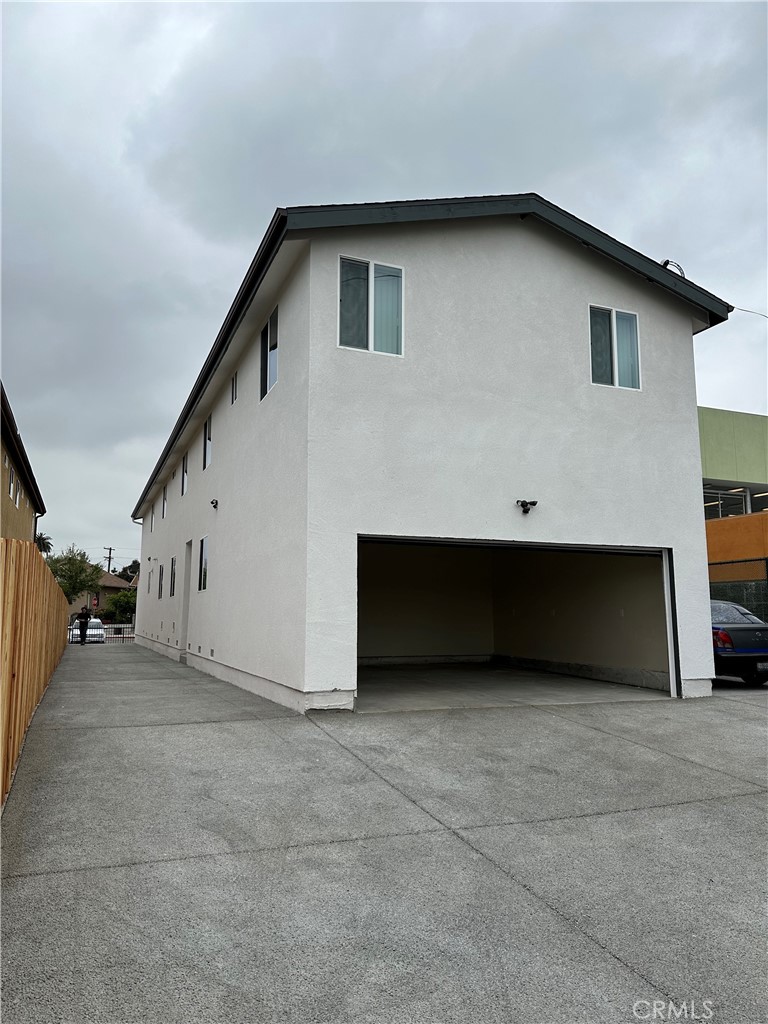 3839 3839 1/2 Woodlawn Avenue