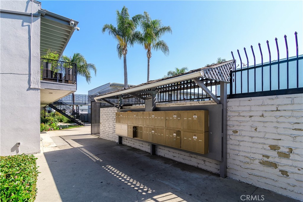 5530 Ackerfield Avenue 402