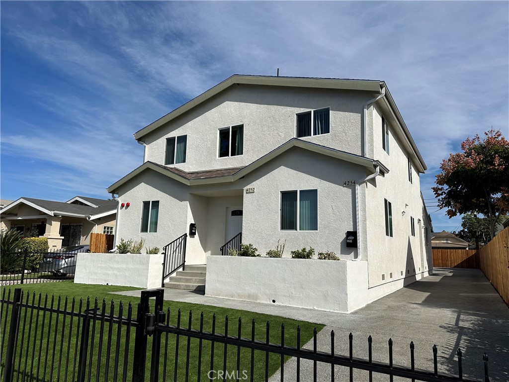 4252 4254 S Raymond Avenue