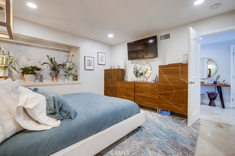 18359 Tamarind Street