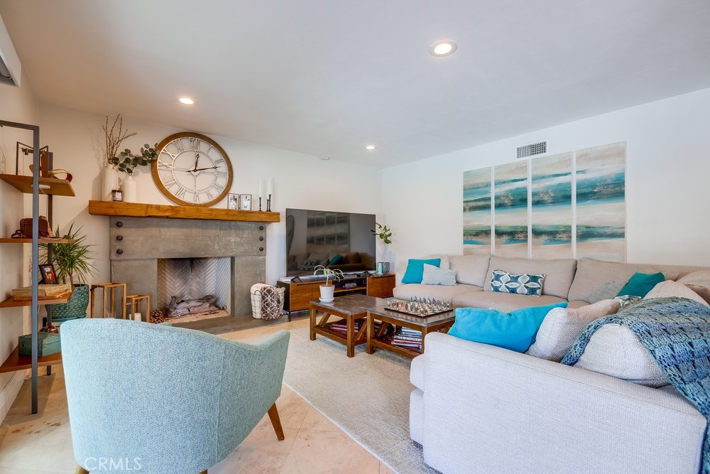 18359 Tamarind Street