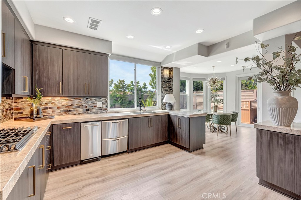 6712 Alamitos
