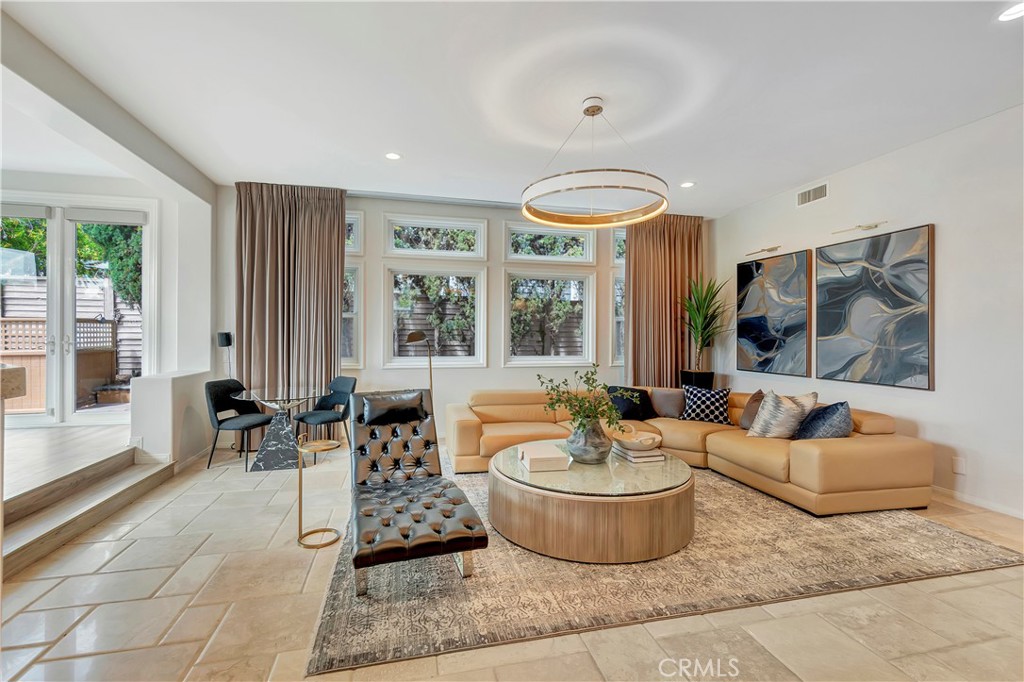 6712 Alamitos