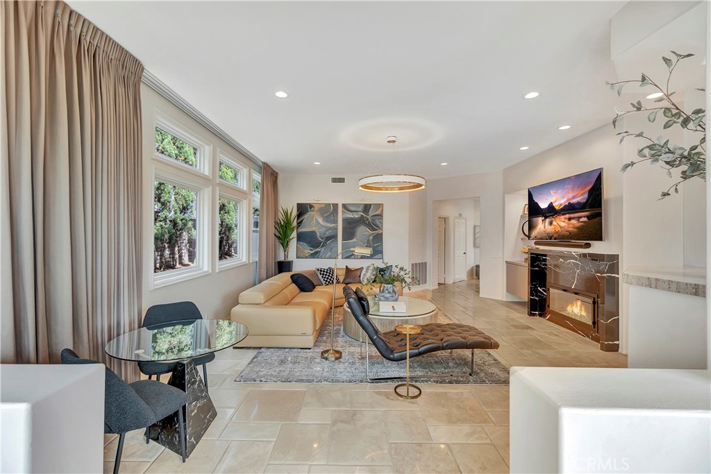 6712 Alamitos