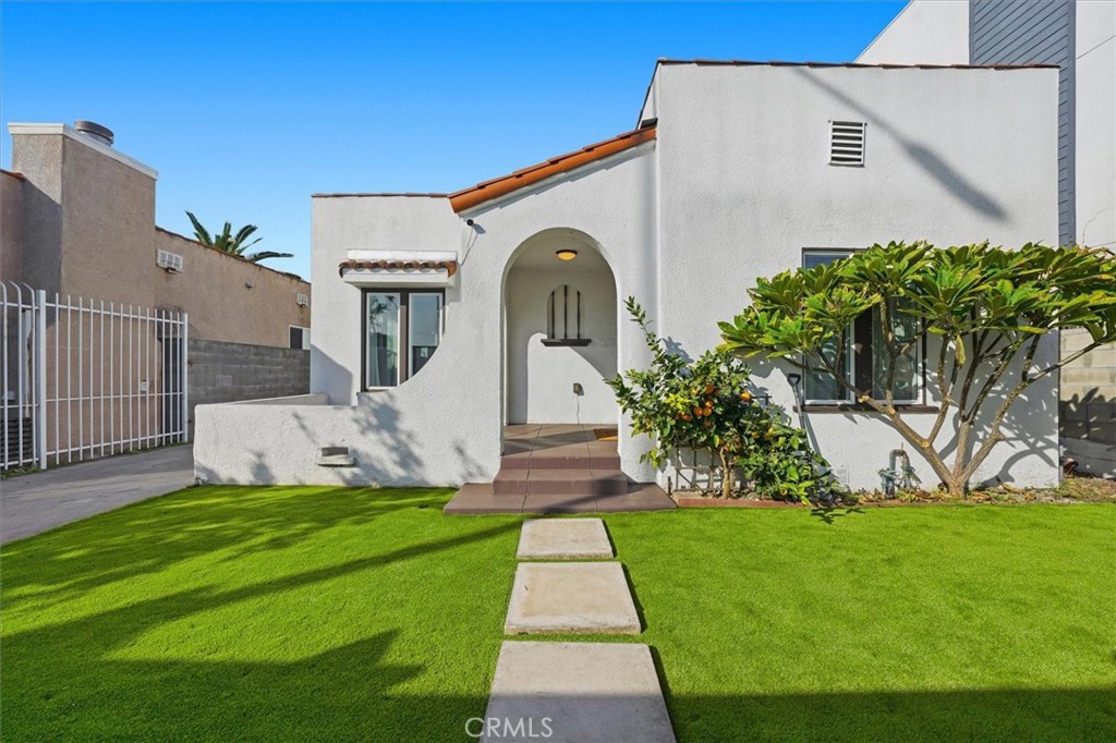 2805 S La Brea Avenue