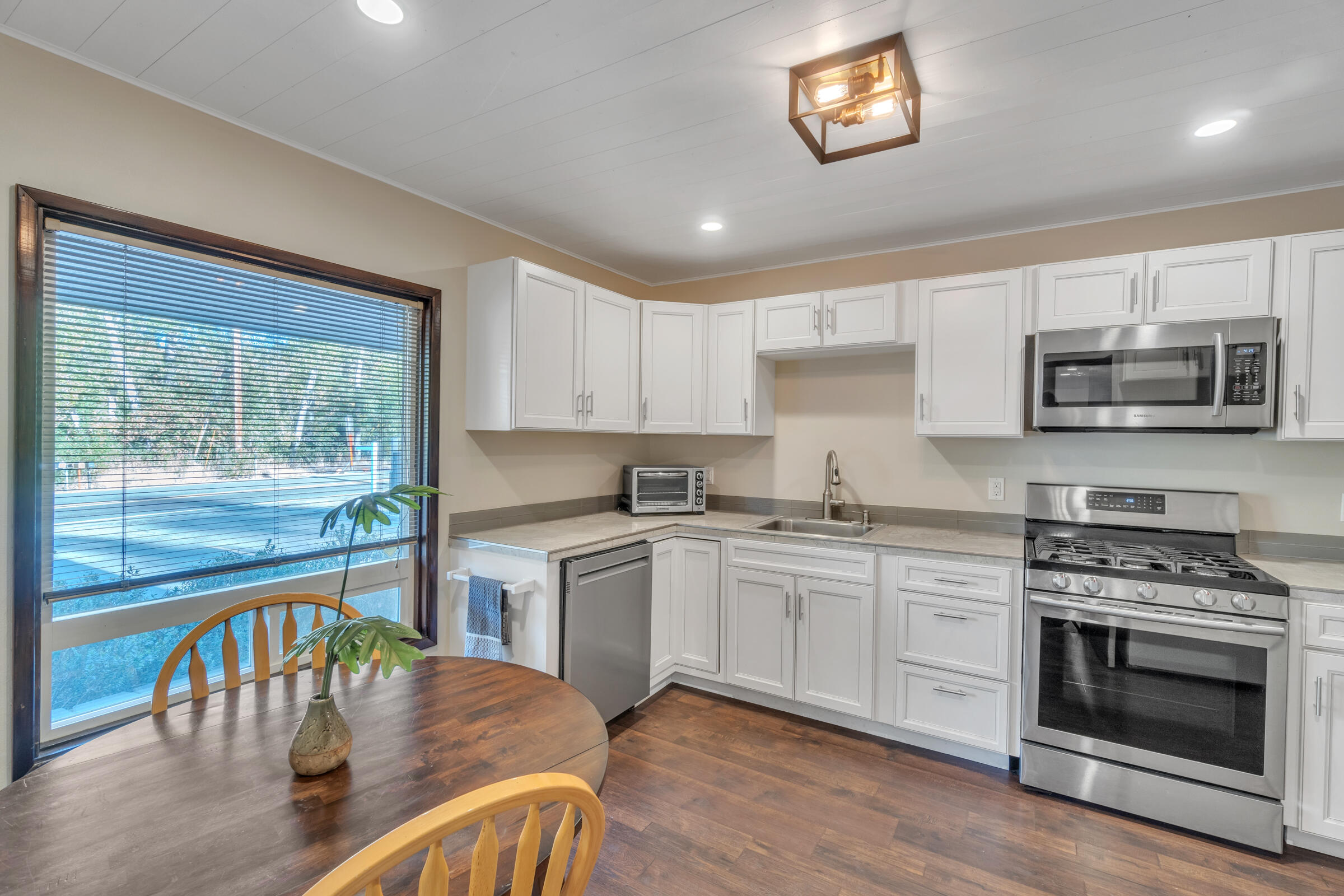 5721 Rogue River Highway