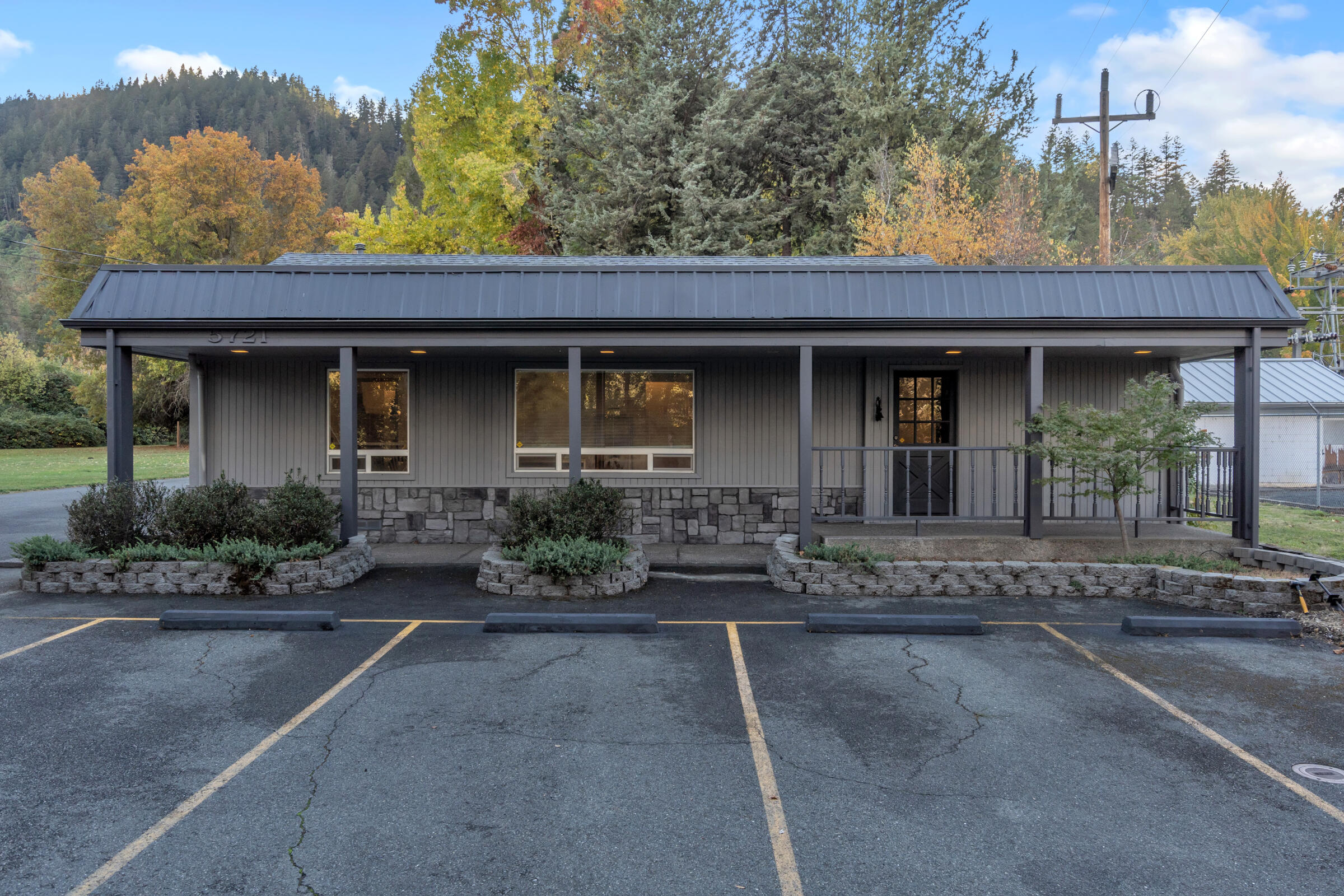 5721 Rogue River Highway