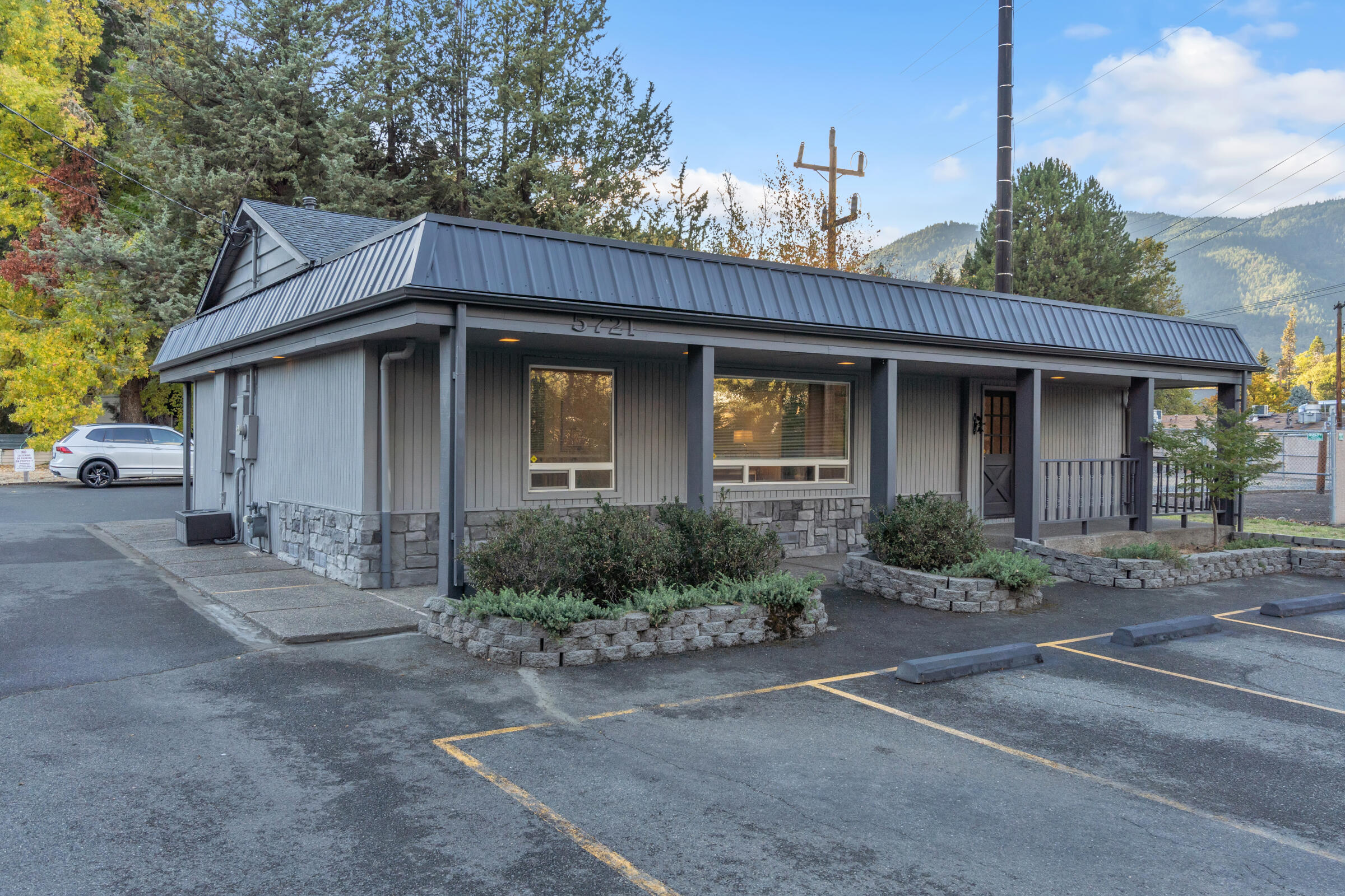 5721 Rogue River Highway