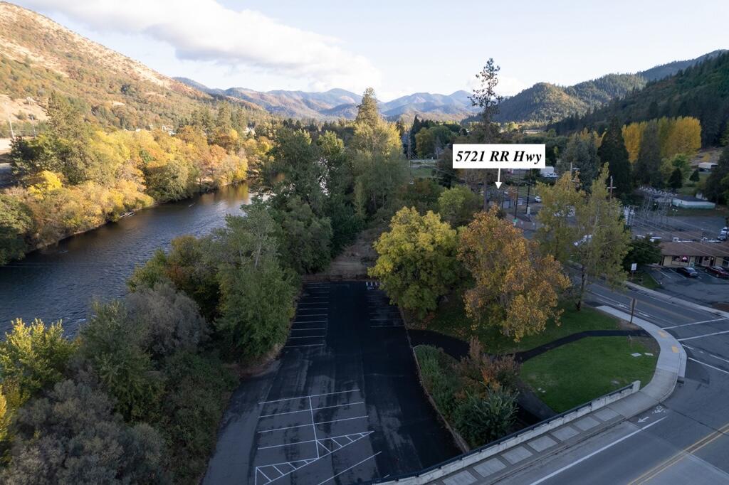 5721 Rogue River Highway
