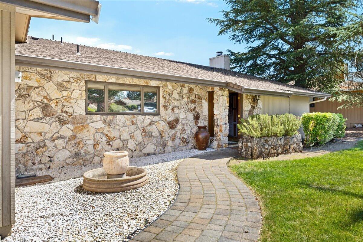 53 S Foothill Road