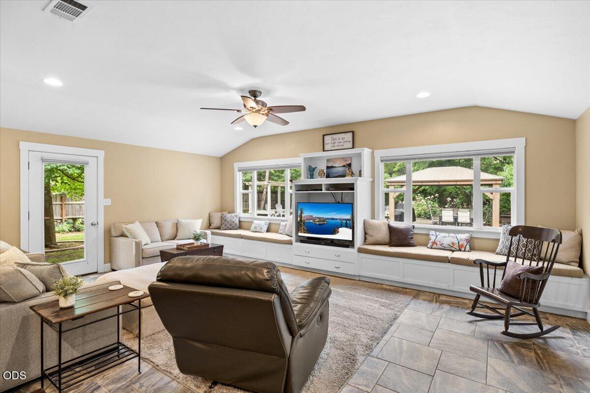 2618 Syringa Drive
